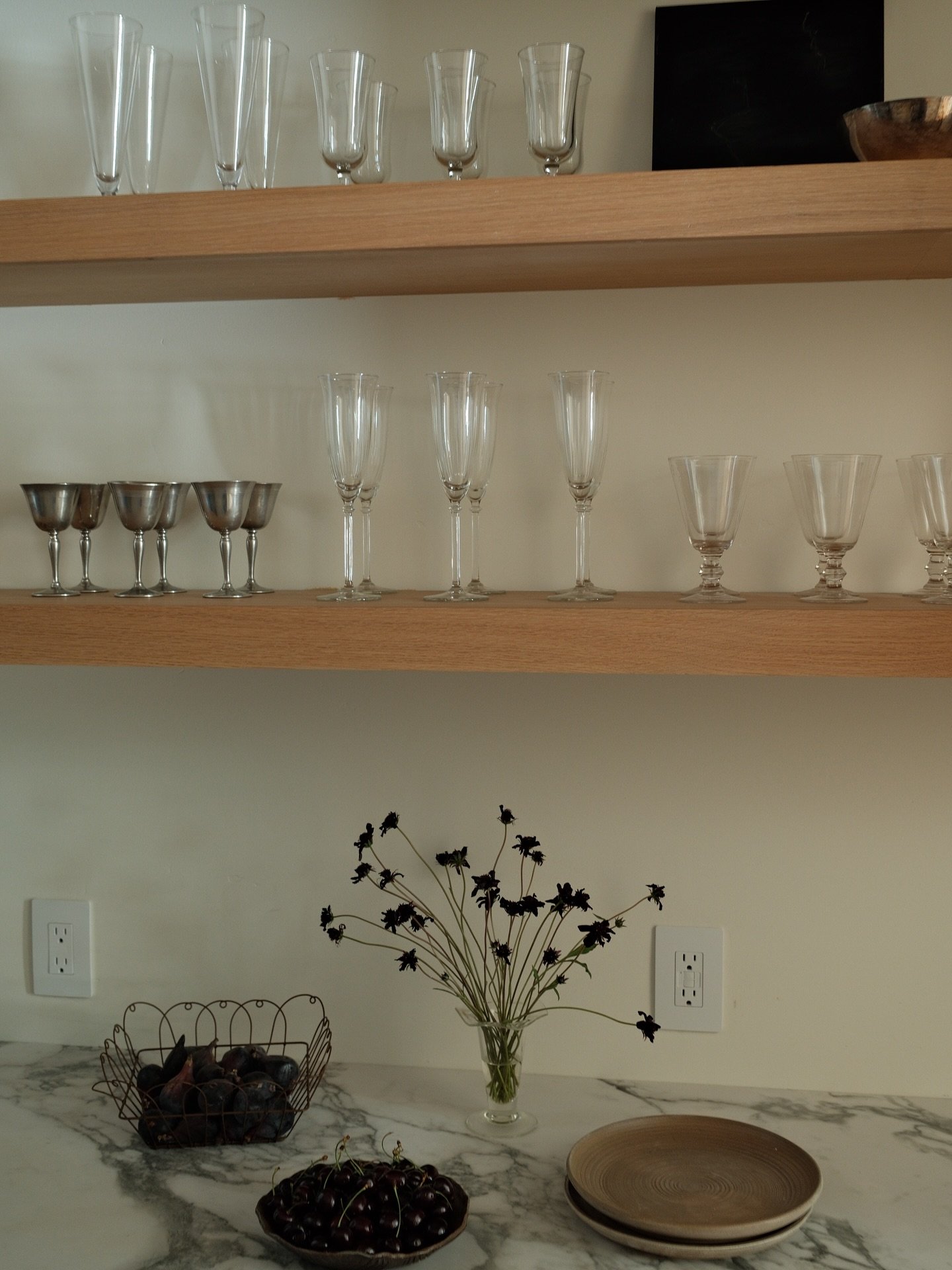 The butlers pantry is the unsung hero of the home, where form meets function. 

Styling @threeepetals