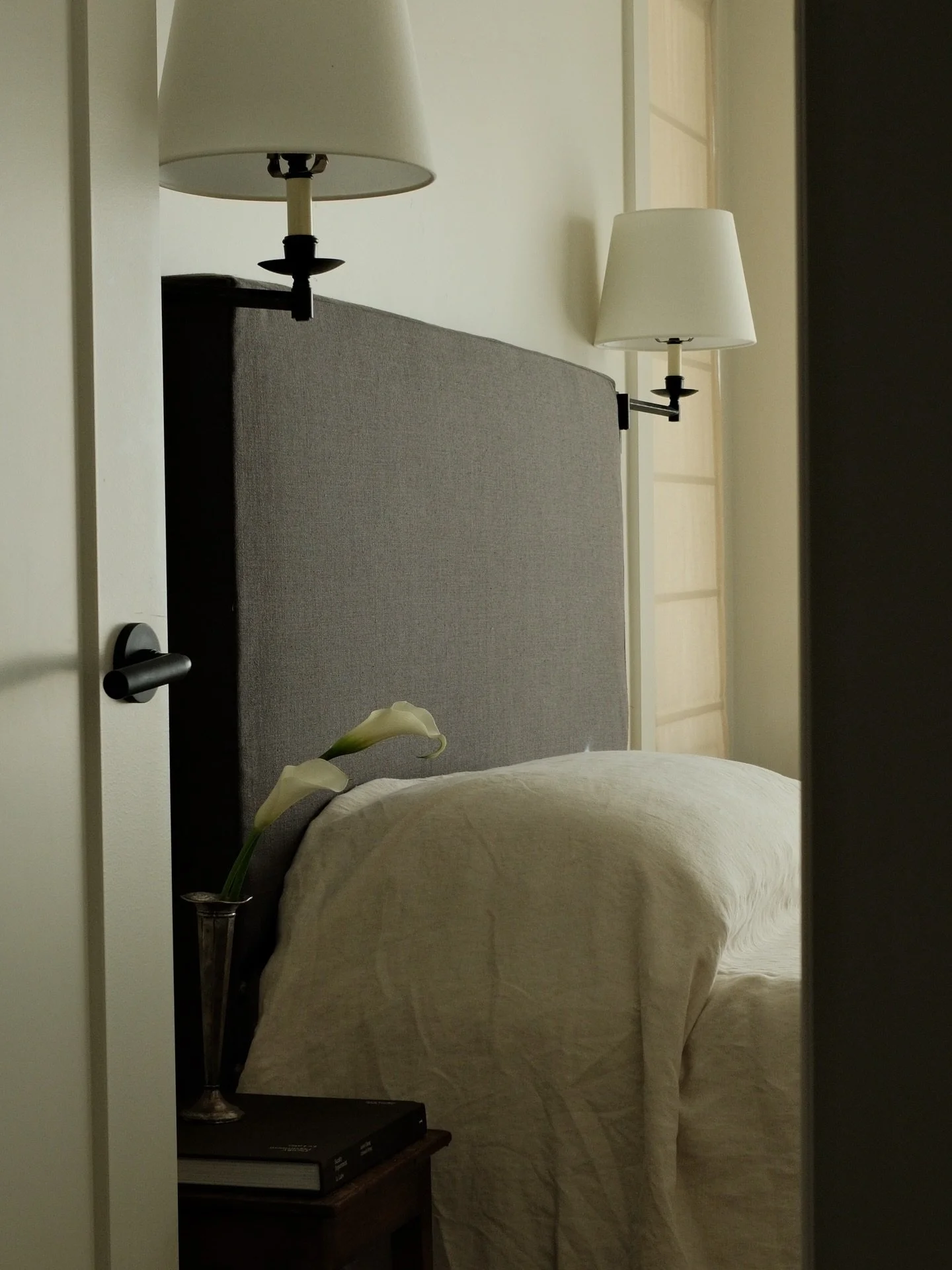 A year since breaking ground in the sierra foothills, and this cozy home finally stands as it was meant to - simple lines, honest materials, and nothing more that was needed. I rushed, unfussy, and perfectly complete. #aduwithaview