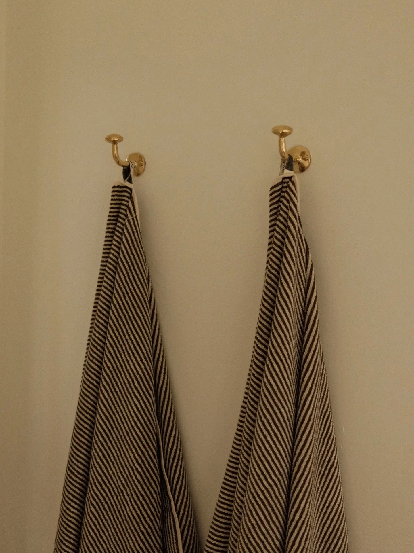 The beauty of full-service design lives in the details you can feel. From concept and construction documents to the execution and final styling, every decision is intentional, so the end result feels effortless, timeless, and deeply personal.