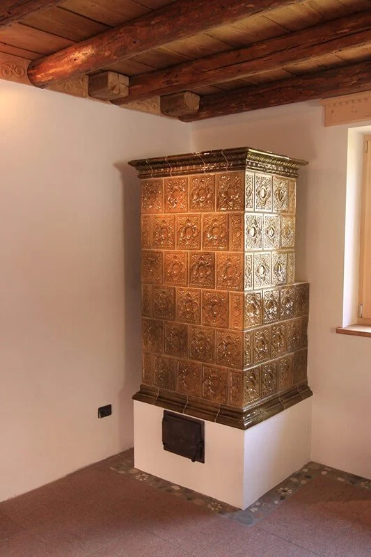 Akumulační sálavá kamna na dřevo stavěná dle individuálního návrhu