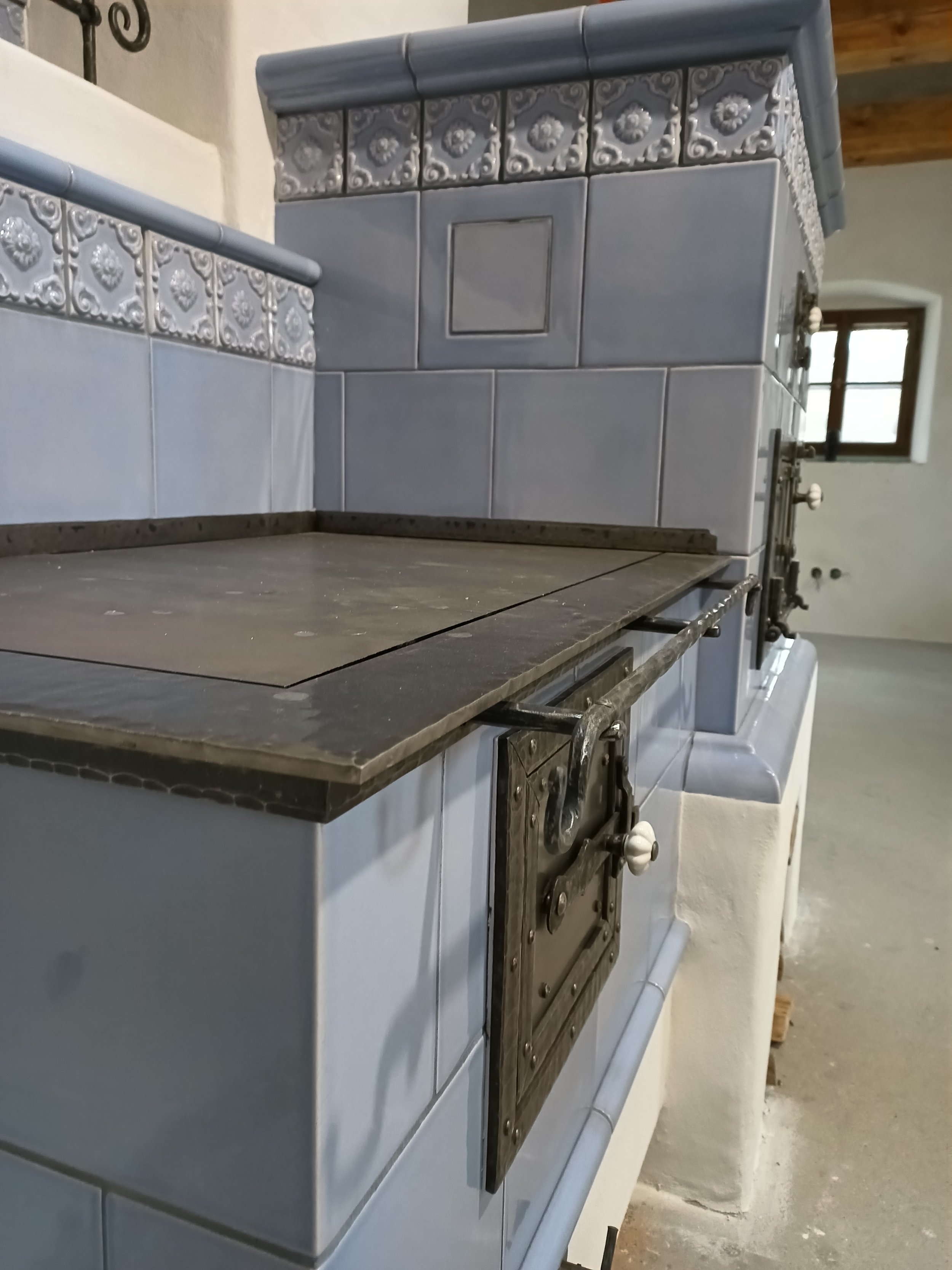 Kachlový sporák- pomocník který nesmí chybět v žádné chalupě.