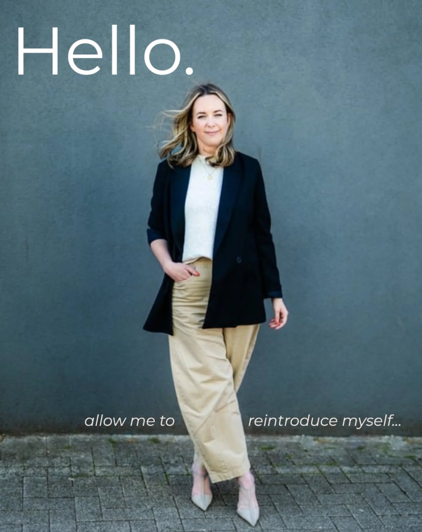 Shall we ease back into things then on this beautifully freezing Monday?! 

Baby steps for me today as I still have the girls at home until tomorrow. But here's a little reminder of who I am, what I do and what you can expect from me on here💫

How a