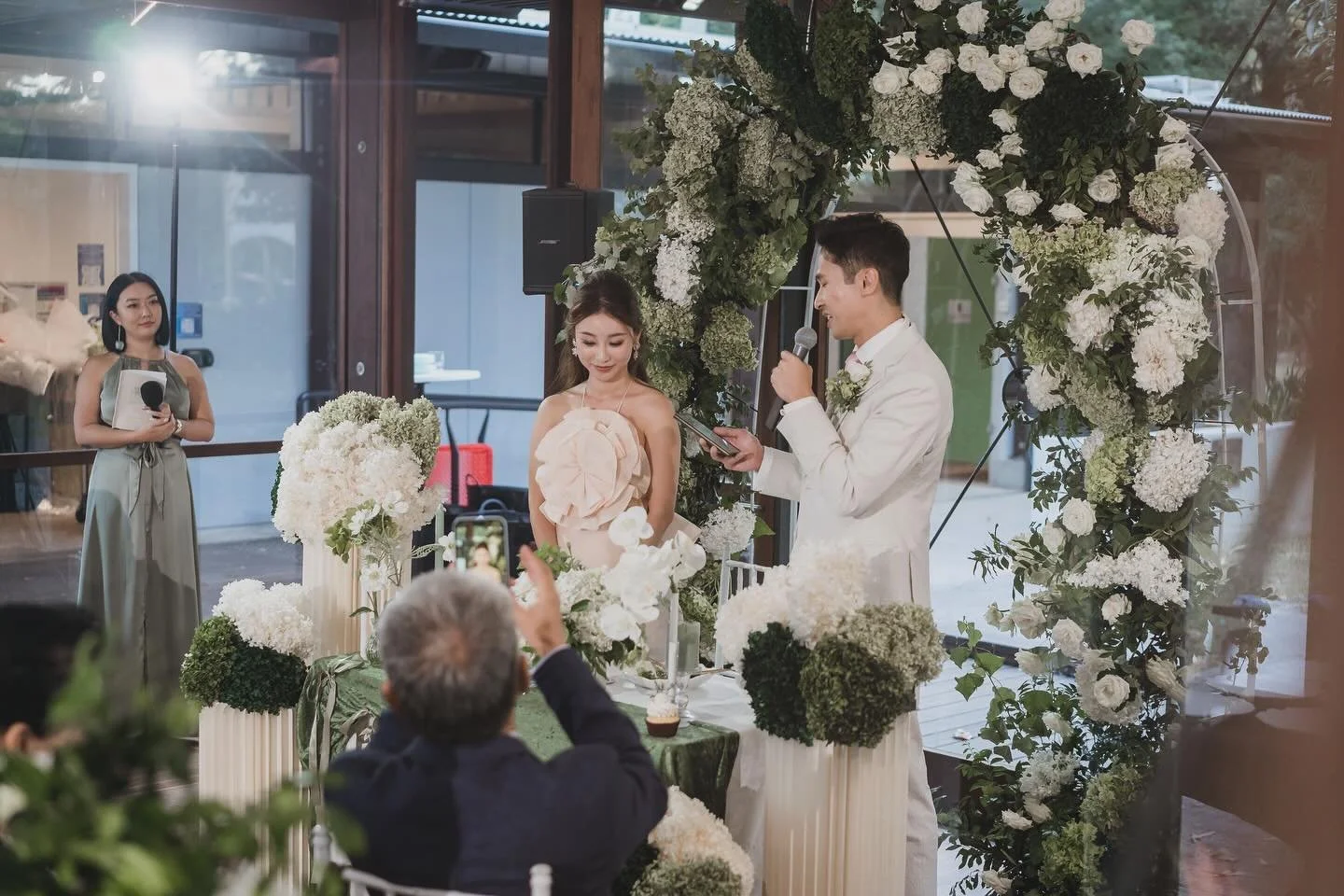 When your opening line sounds like the UN is in session 😂
But hey - that&rsquo;s the Aussie way, isn&rsquo;t it?

Ladies and gentlemen!
女士们，先生们
各位女士，各位先生
Senhoras e senhores!
皆様 &ndash; Welcome!

In Australia, love comes in all accents.
And weddings