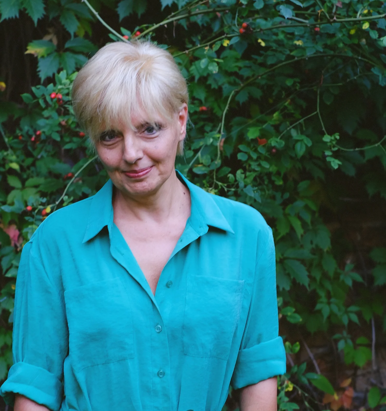 Joanna Szymanderska, psycholożka, portret w ogrodzie