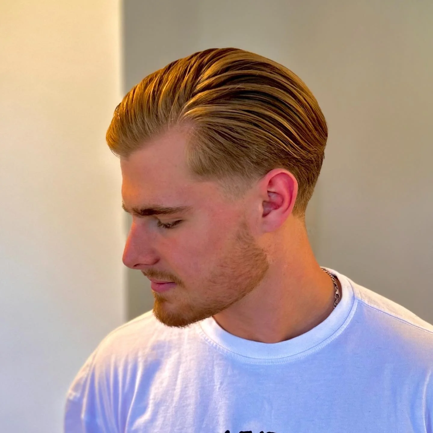 Mann mit nach hinten gekämmten Haaren