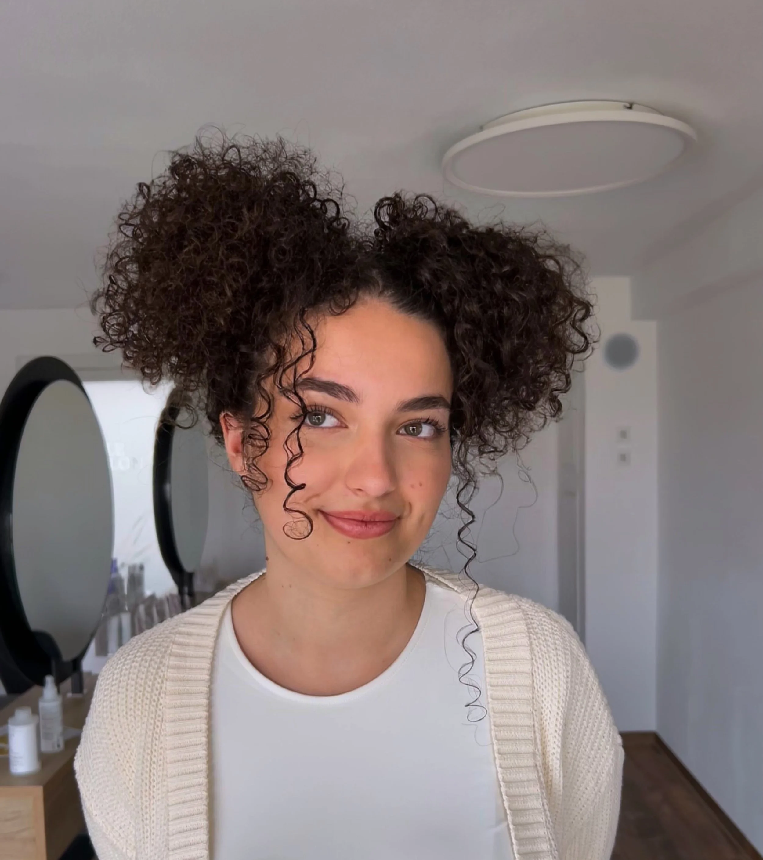 frisuren gestaltet mit mikey mouse ohren haaren locken naturlocken