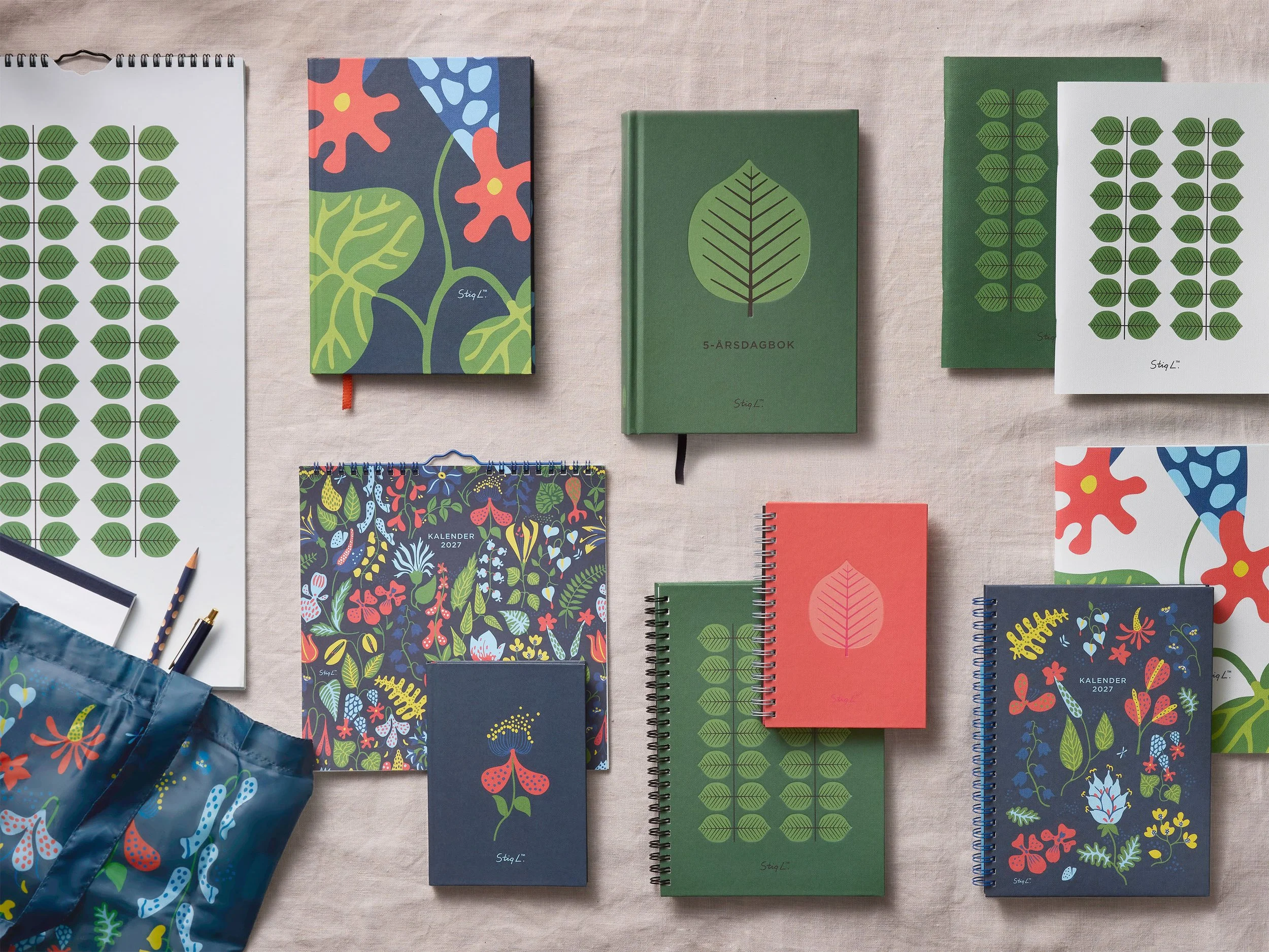 AKADEMIBOKHANDELN x STIG LINDBERG  Product design for Akademibokhandeln, translating Stig Lindberg's iconic mid-century patterns Berså and Herbarium into a contemporary range of stationery and paper goods.  Launched in stores and online April 2026.
