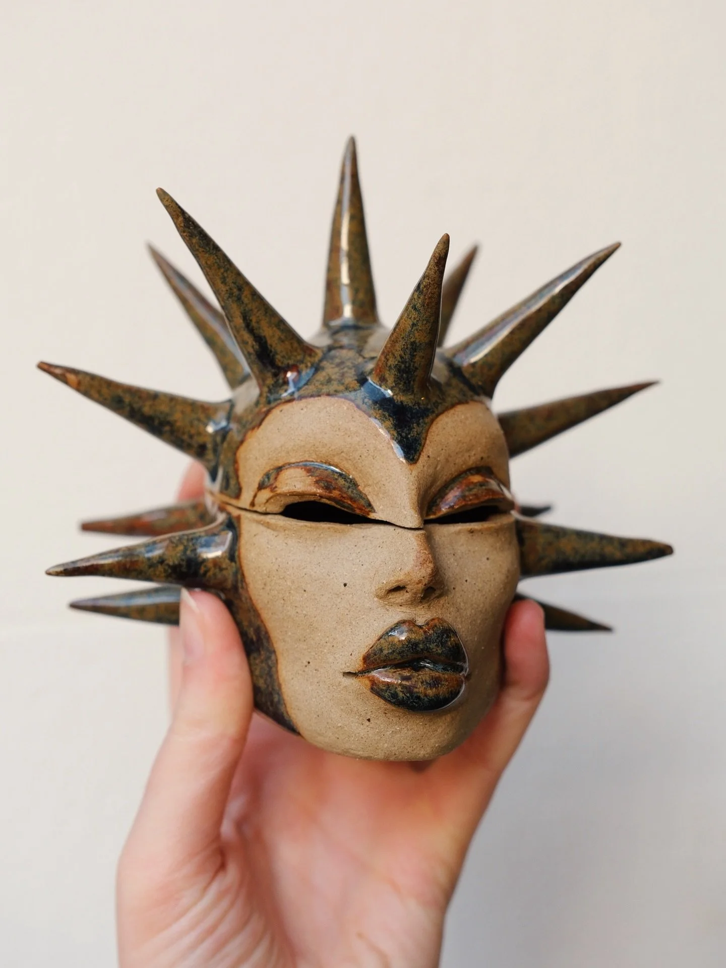 These pieces are looking SHARP 🔪 Very into what&rsquo;s #outofthekiln lately and grateful to be enjoying them in our garden 🥰

#handbuilding #potterystudio #brightonandhove #wheelthrowing