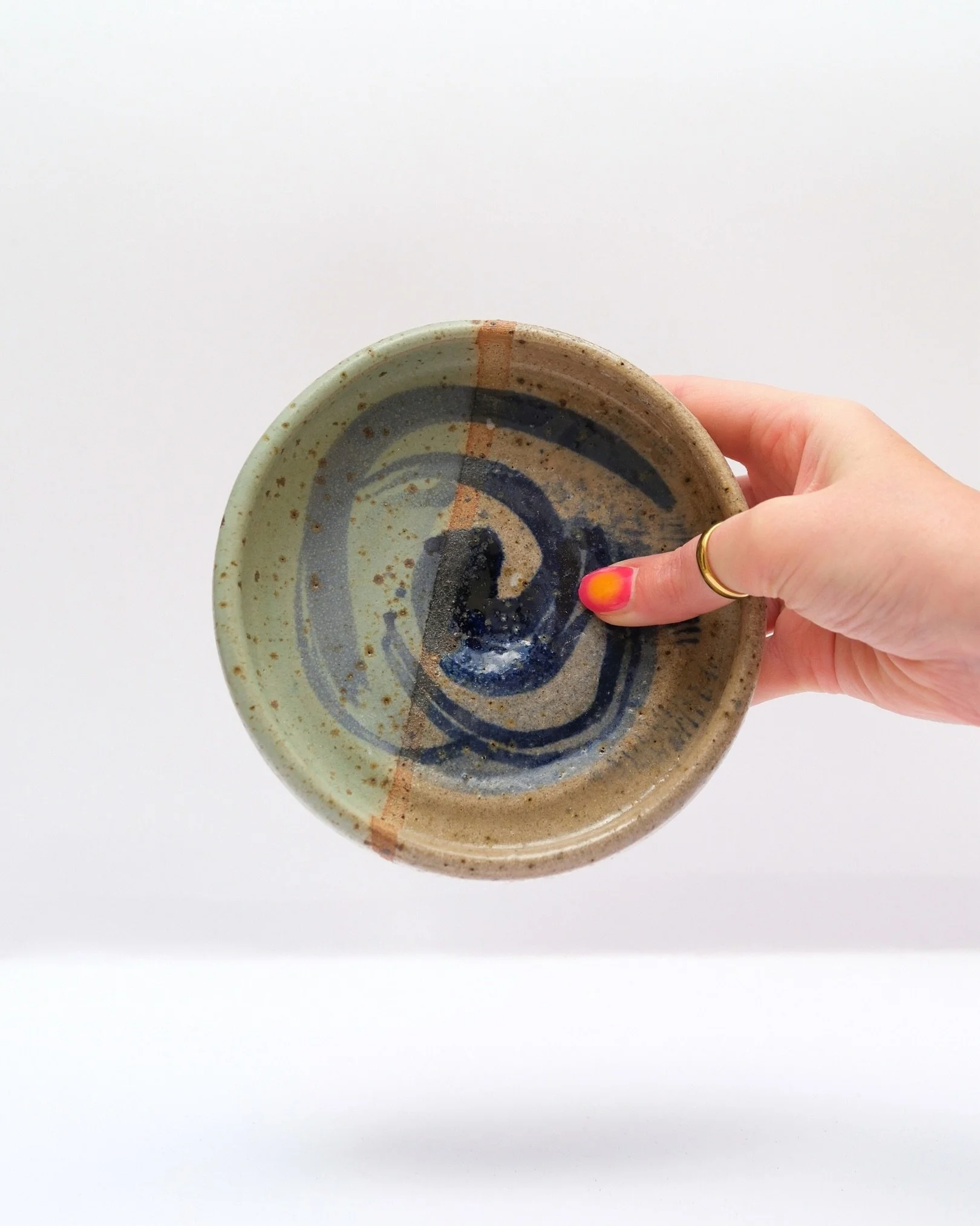 Cleansing your feed with some lovely pieces 🙂&zwj;↕️

#handbuilding #pottery #waxresist #oxide #glazeexperiment