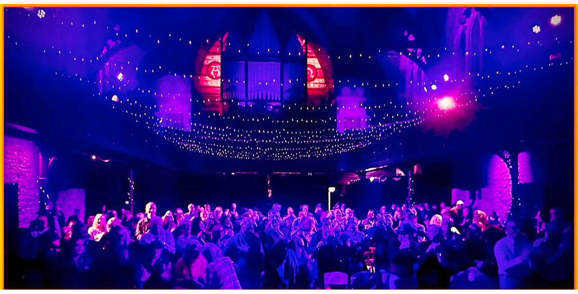 Standing Ovation in Cottiers 2025 for A Kick Up The Arts with Nocola Meighan, Carol Laula & Jill Jackson
