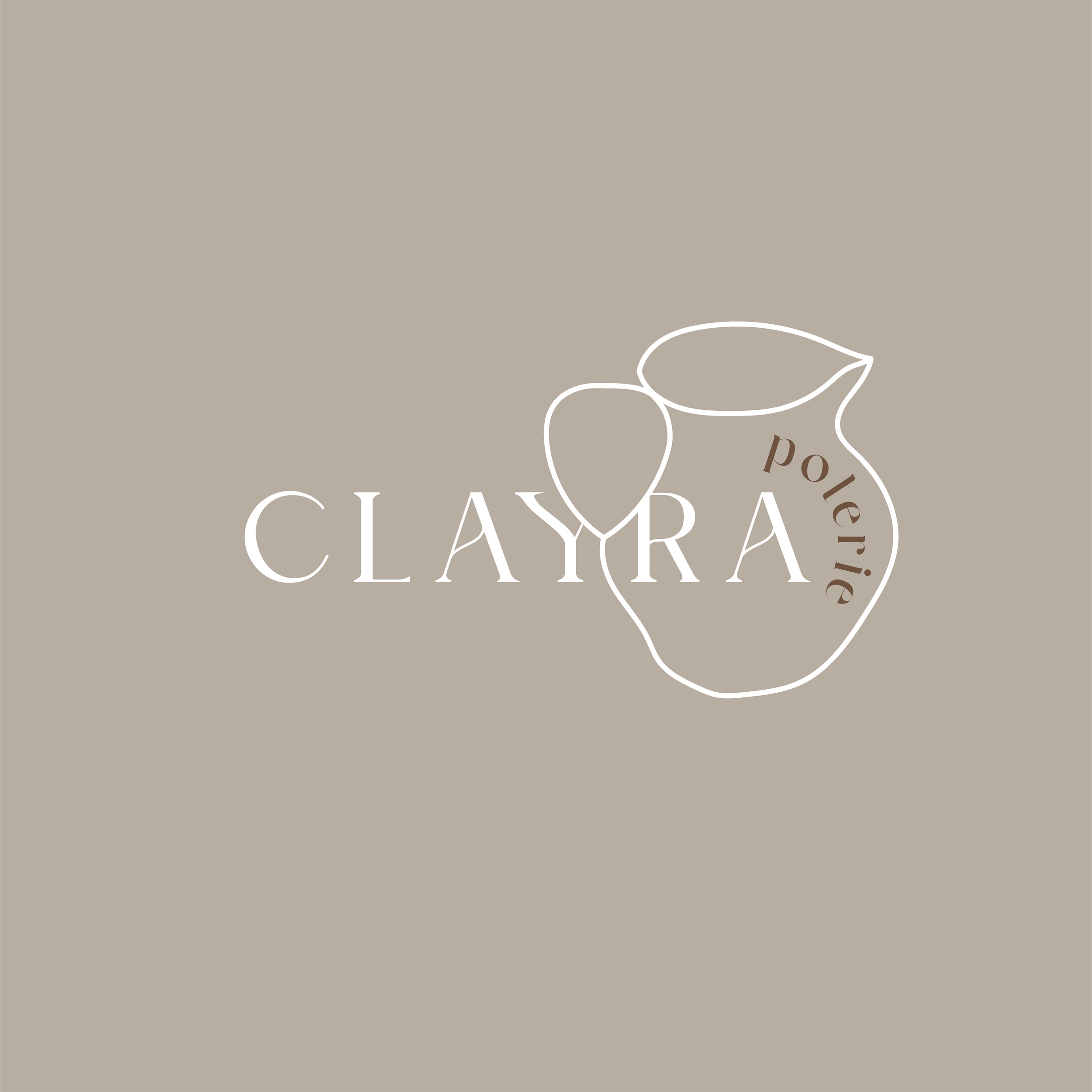 Logo minimaliste avec le texte 'CLAYRA' et une illustration d'une jarre à côté, sur un fond beige. Le mot 'poterie' est écrit en arc à l'intérieur de la jarre.