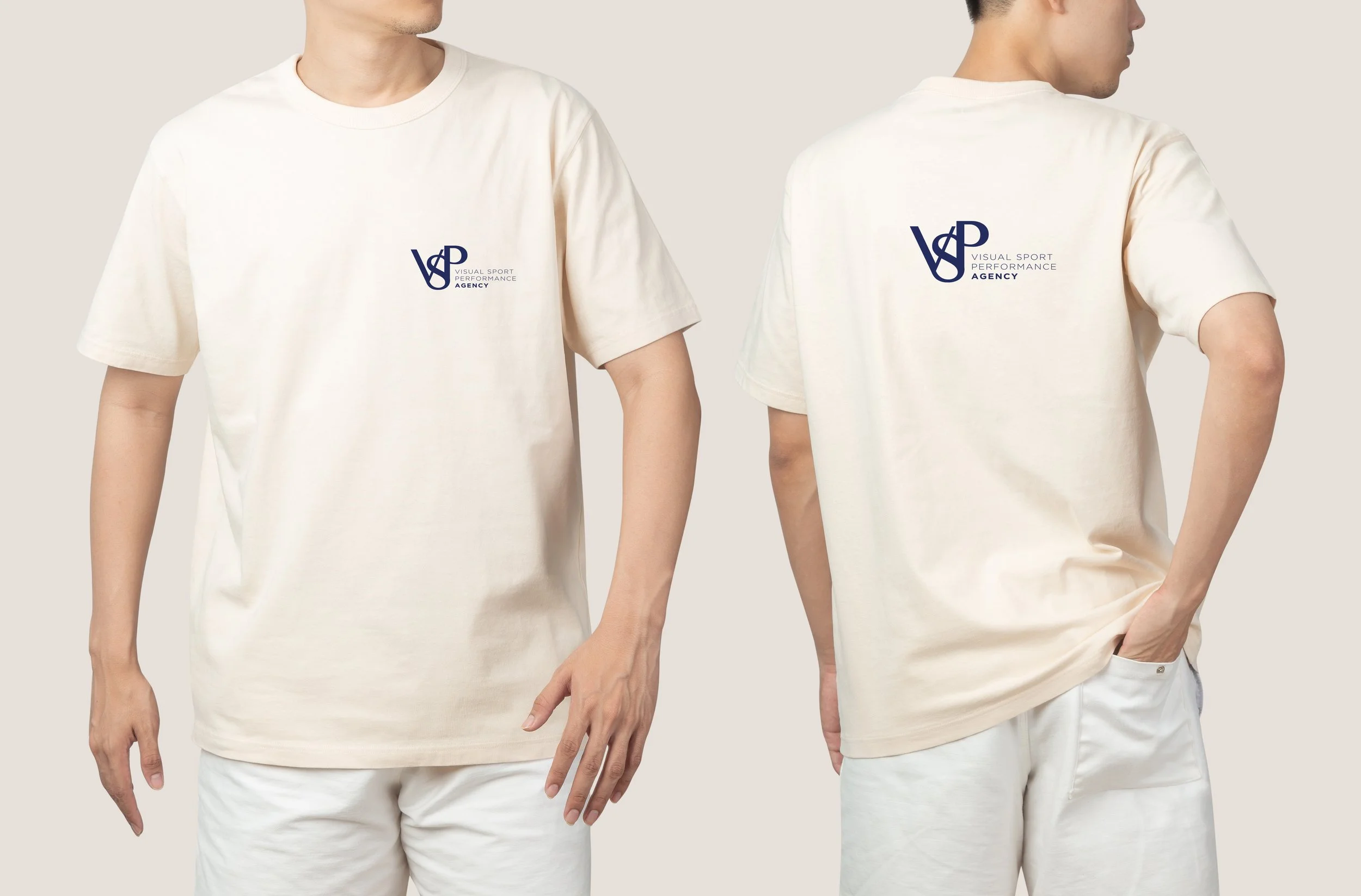 Deux t-shirts beige avec un logo bleu sur la gauche, porté par un homme, vue de face et de dos.
