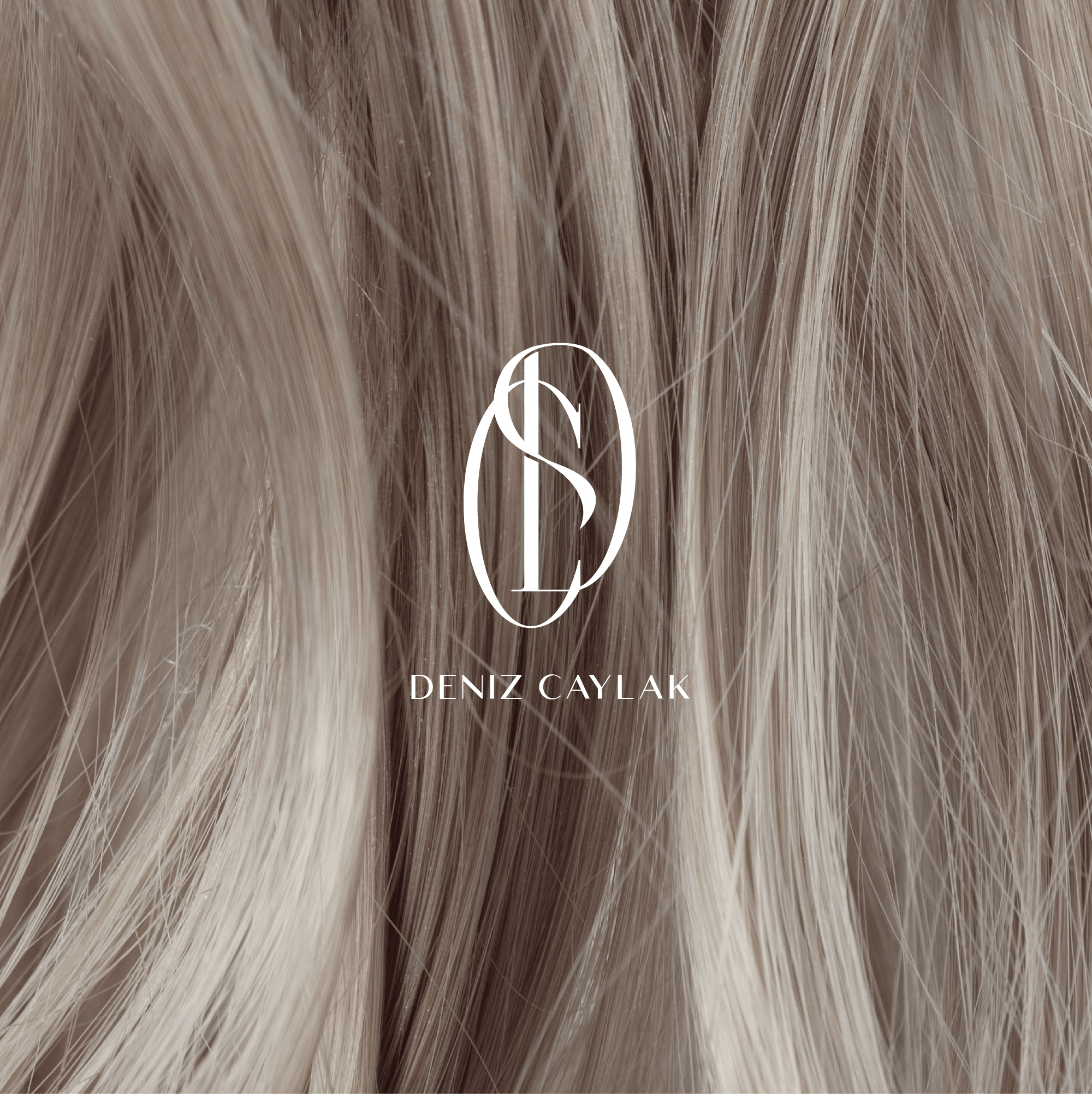 Logo blanc avec initiales sur fond de cheveux blonds élégants