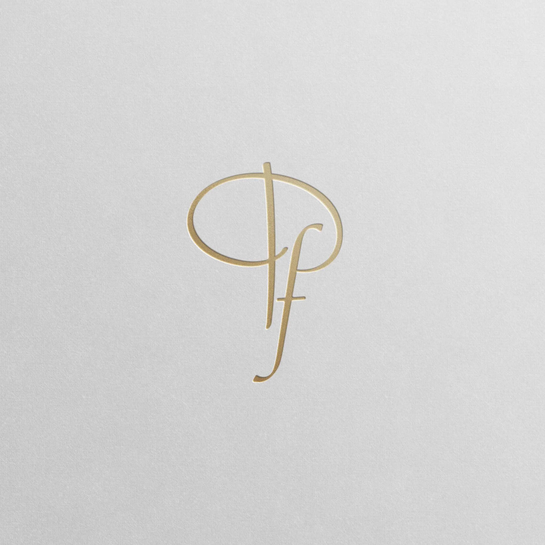 Logo avec lettres entrelacées P, F et J en or sur fond gris clair.