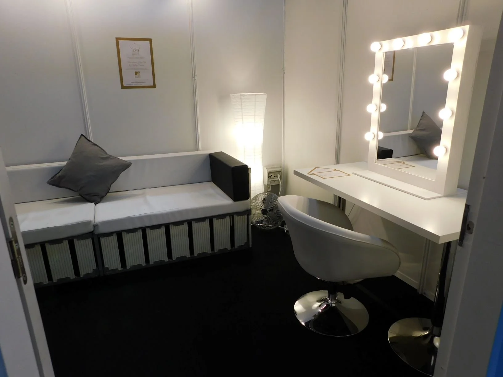 Backstage management, inatalation of changing rooms, hire of make up mirrors for artists in malaga, spain.