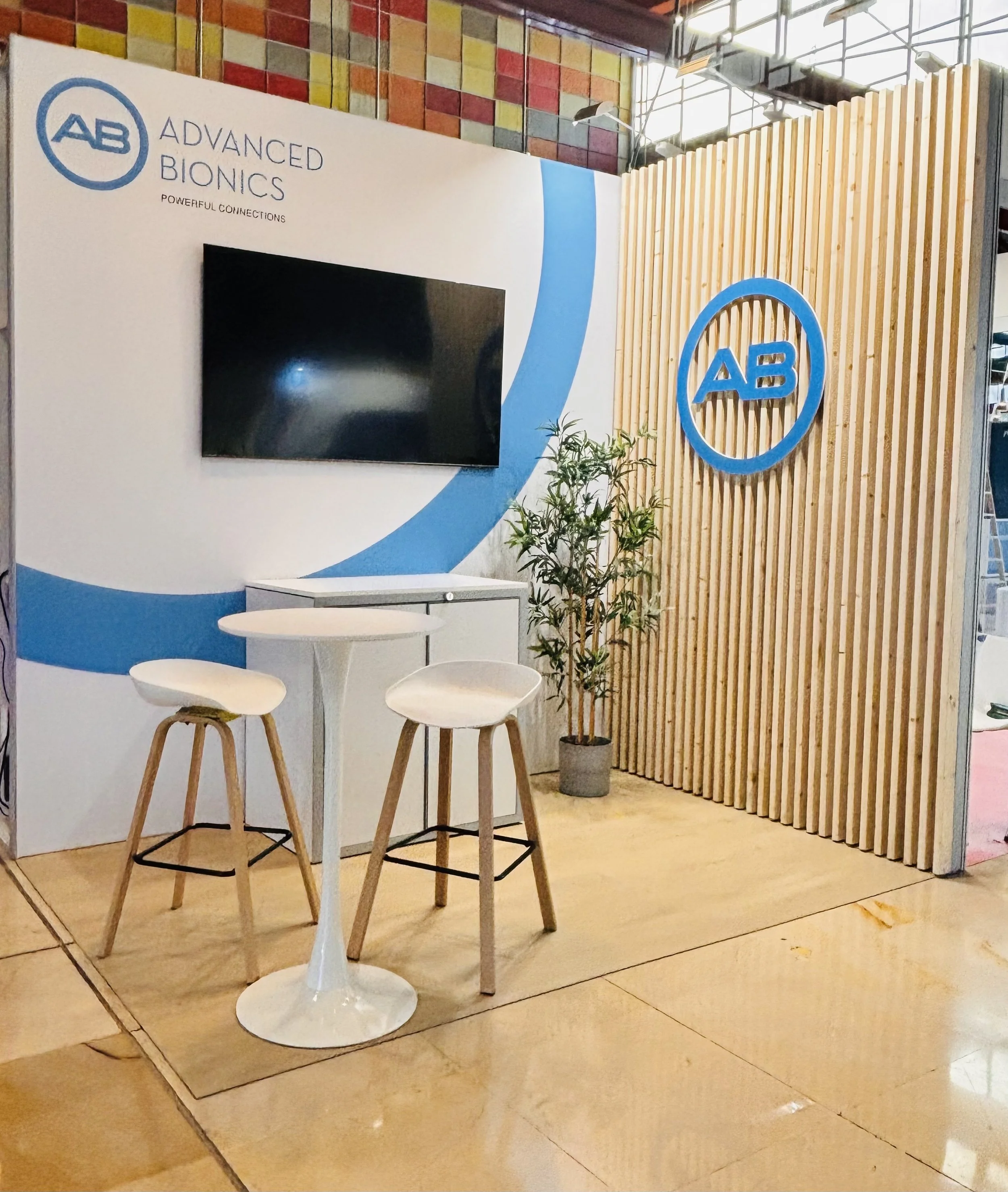 Professional exhibition stand for a medical congress in Málaga, featuring modular construction and branded presentation areas for exhibitors and delegates.