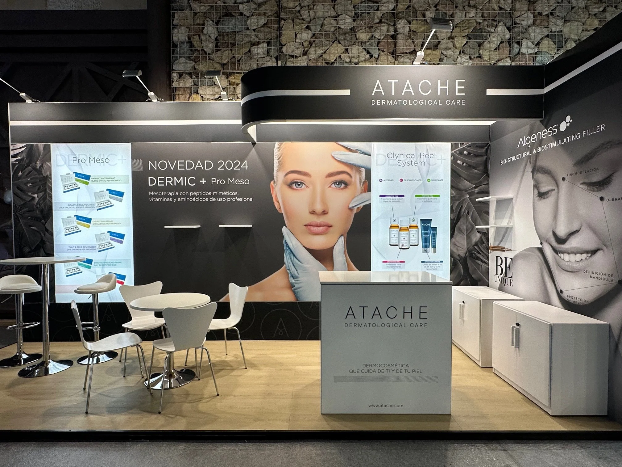 stand de congreso en Custom exhibition stand produced in Málaga, combining branded graphics, modular structures and professional finishes for a congress environment.