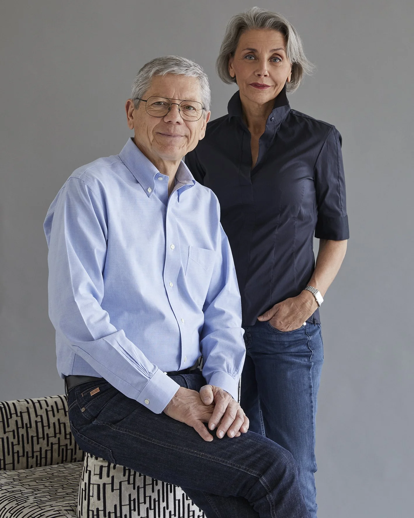 Pascal und Brigitte posiert zusammen; Mann im hellblauen Hemd sitzt, Frau in dunkler Bluse steht daneben.