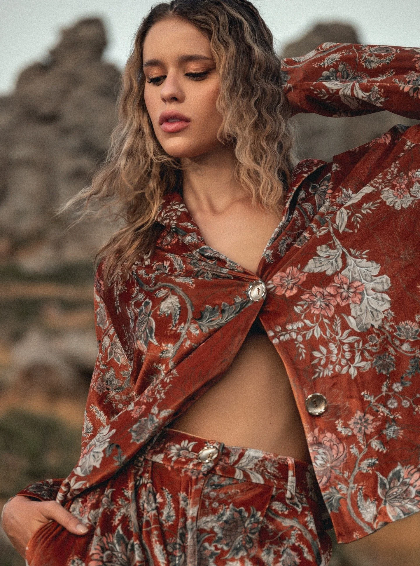 Today&rsquo;s post perfectly matches the weather outside. Although it was taken in summer, it has a cozy autumn vibe.

Model: @isadoramaziero 
Photographer: @ewelina_glen_photography 
Fashion designer: @theodosiantenti 
MUA: @matninamua 
Hairstylist: