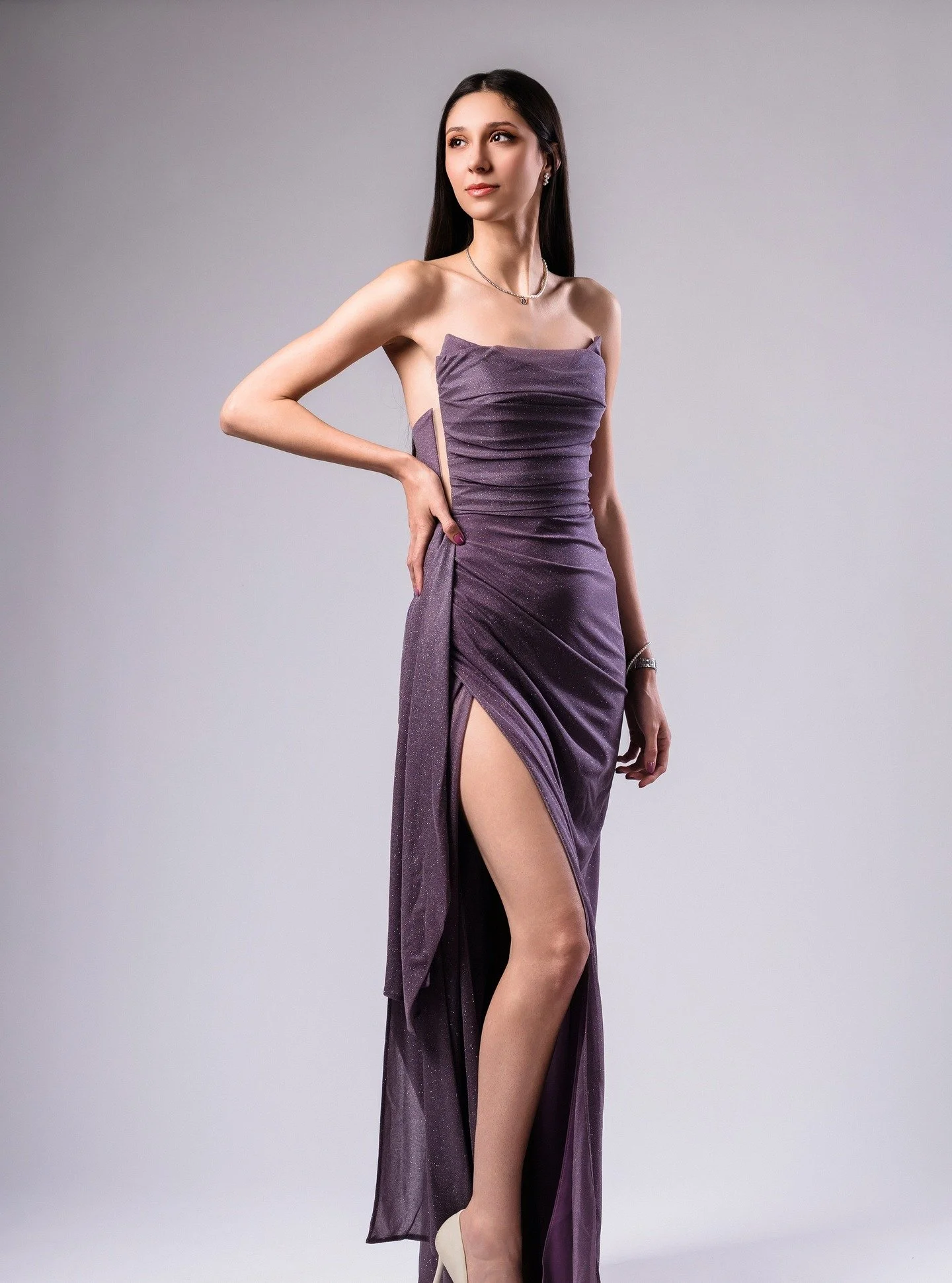 Сякаш излязла от приказка... 👸 Една магична вечер, превърната във вечен спомен. Абитуриентският бал не е просто празник, а моментът, в който разперваш криле. Радвам се, че успях да уловя тази светлина в очите!
💌 Свободните часове за балните сесии с