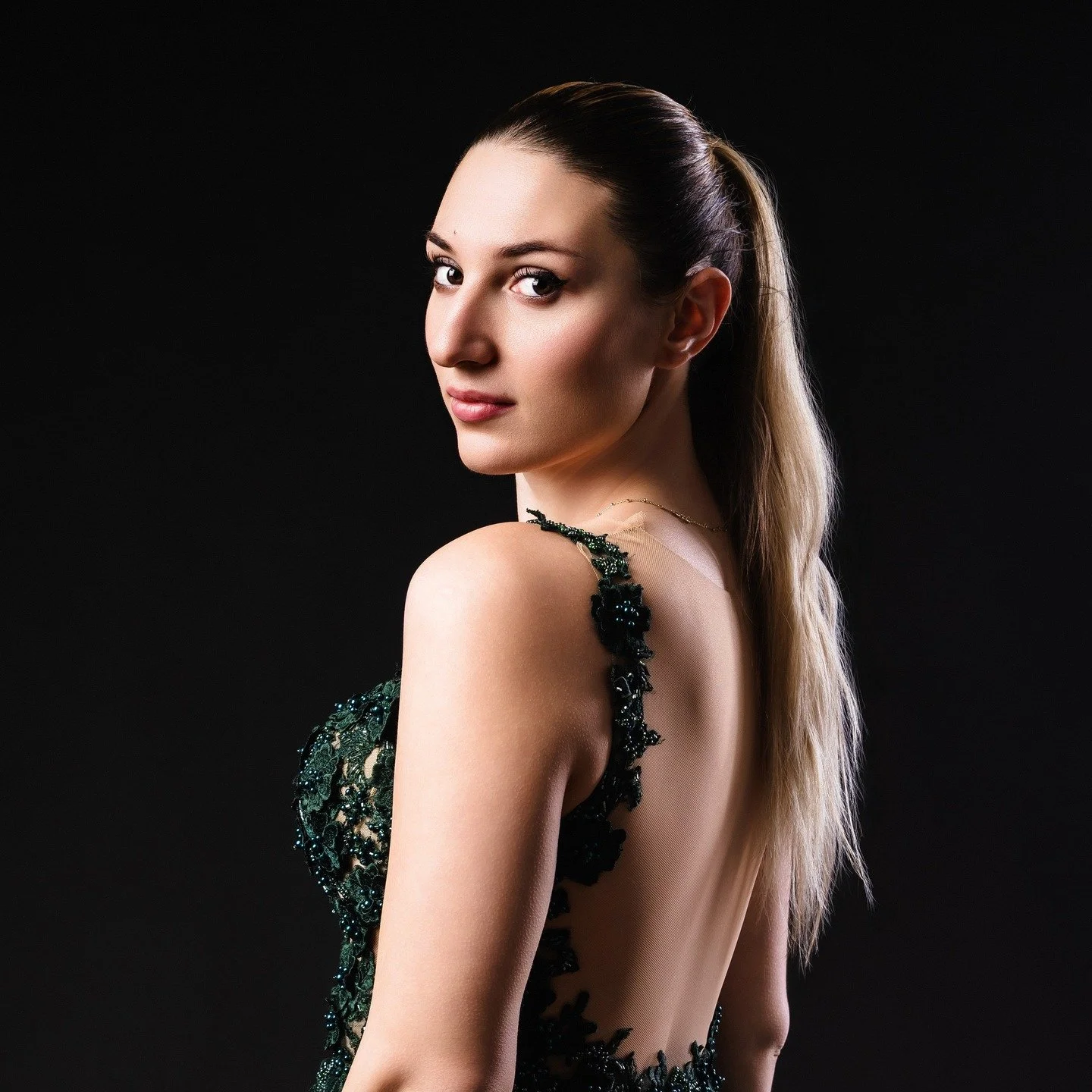 Красотата е в детайлите, а увереността е най-добрият аксесоар. ✨ Снимахме тази прекрасна абитуриентка в един от най-вълнуващите й моменти. Резултатът? Кадри, които разказват история за ново начало и безкрайно очарование.
📸 Запази своя час за индивид