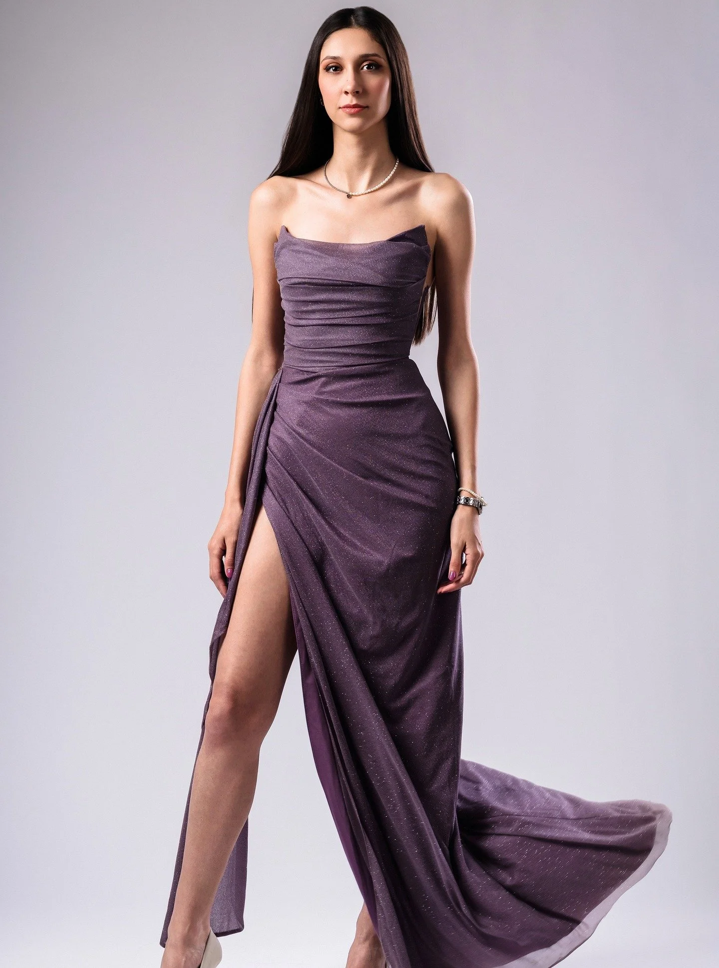 Твоят момент заслужава повече от просто &bdquo;селфи
Балът е веднъж в живота. Роклята е мечтаната, гримът е съвършен, а емоцията... тя е неописуема. Но истината е, че телефонът не може да улови сиянието, което излъчваш в този ден. 📸
Защо да избереш 