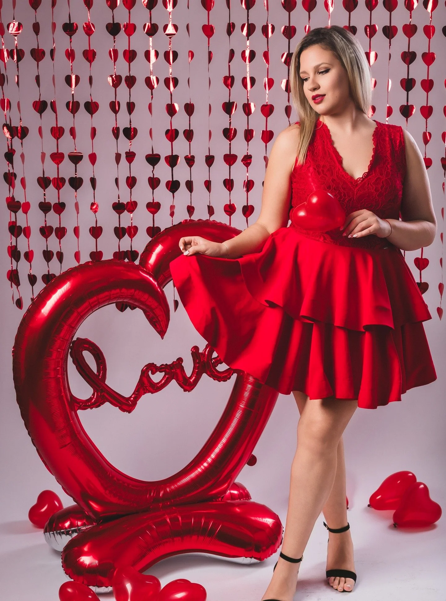 ПОДАРЕТЕ СИ СИЯНИЕ: Празнична фотосесия "От Любов към Себе си" 
След романтиката на Свети Валентин е време за най-важния празник &ndash; този на Вашата женственост! 8-ми март наближава, а какъв по-добър начин да го отпразнувате от една неза