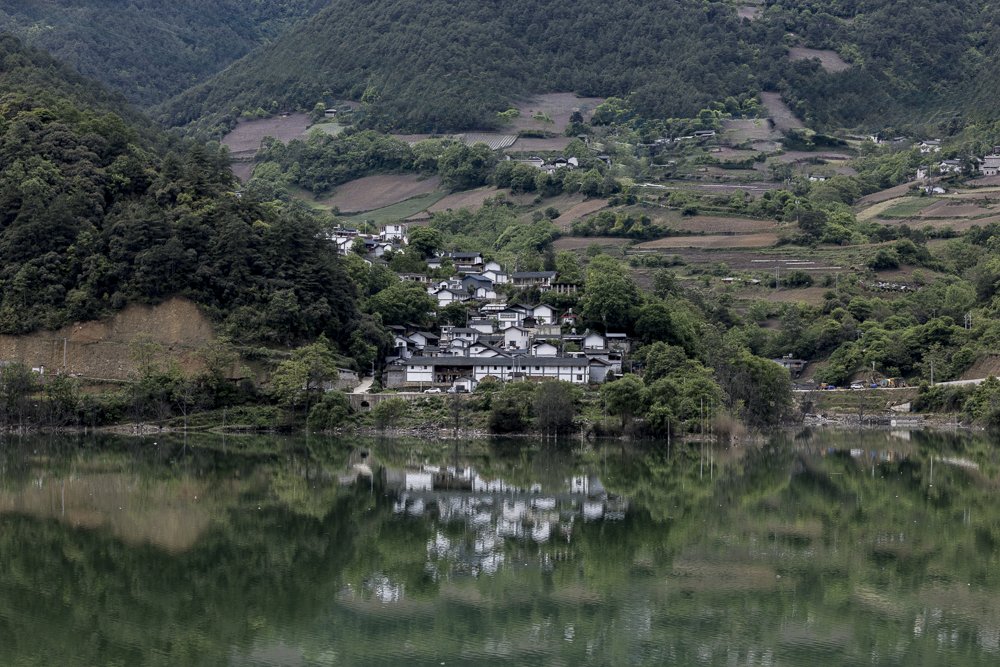 Village on the Yangtze in Yunnan.
Limited Edition of 20 signed prints. Please check available stock.