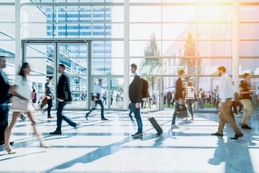 Forretningsfolk går i en bygning