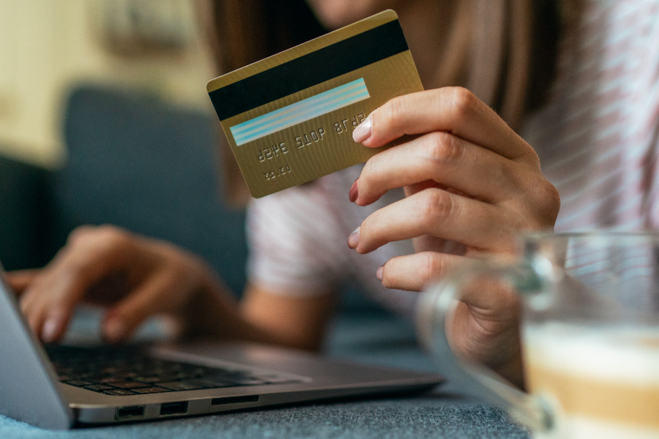 Dame holder et kredittkort for å betale