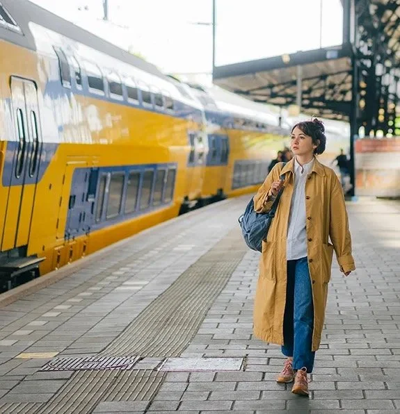 Kvinne går langs togstasjonen