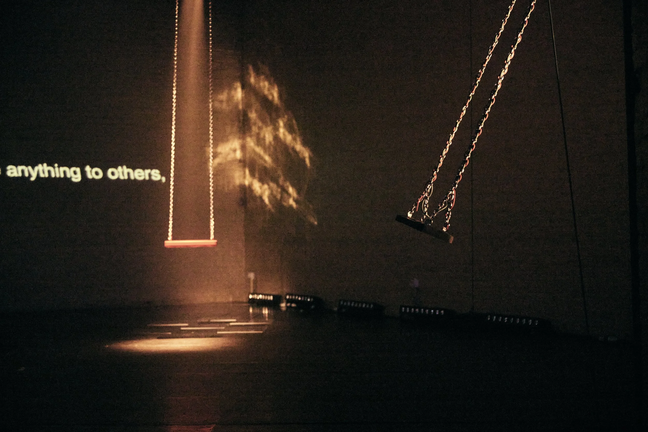 20250423_photo-studio-pramudiya-npi_CamiloMejíaCortés_VAIVÉN_beursschouwburg_brussels_254.jpg