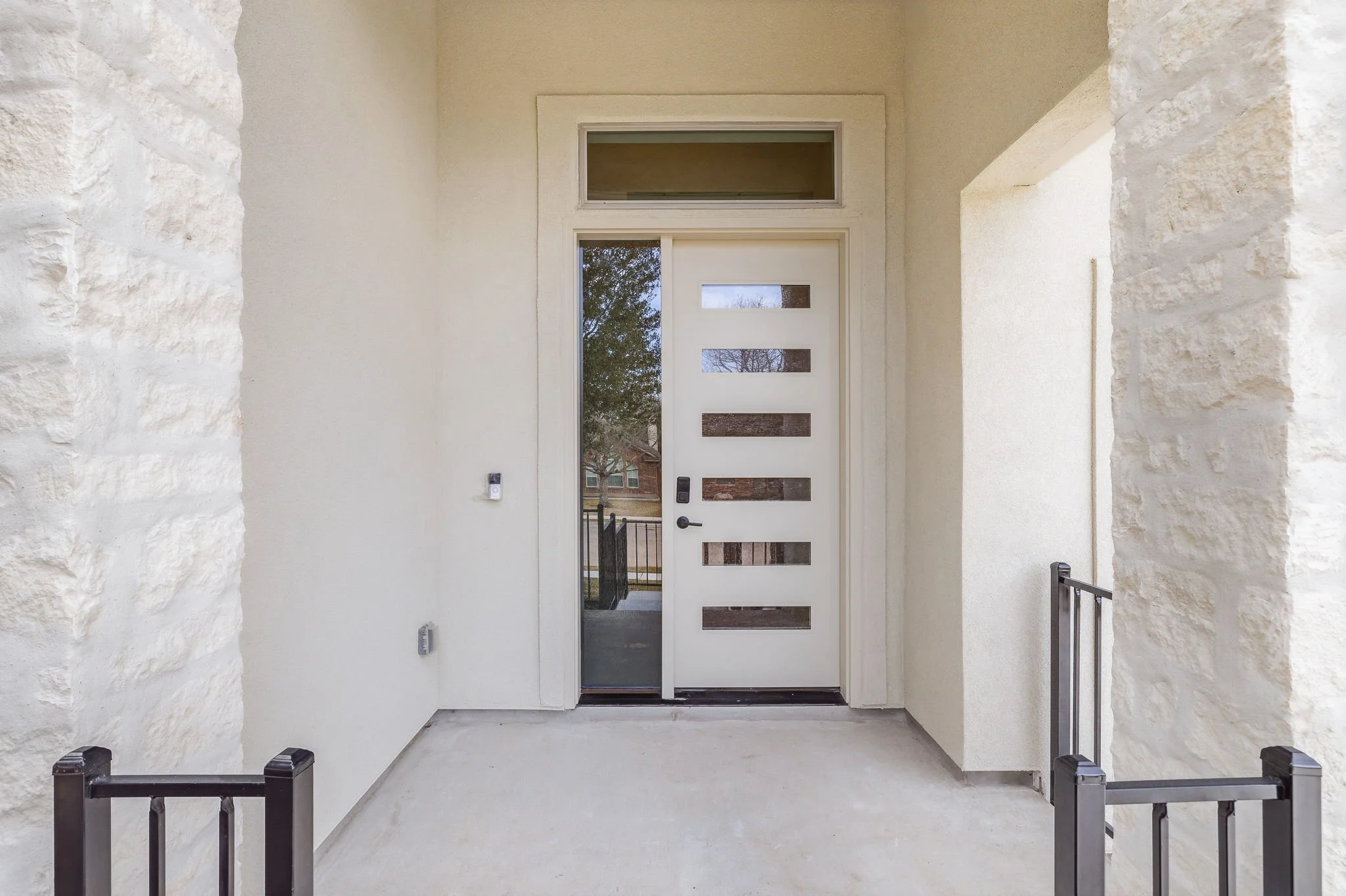 4-web-or-mls-1751 Oakmont Cir-4.jpg