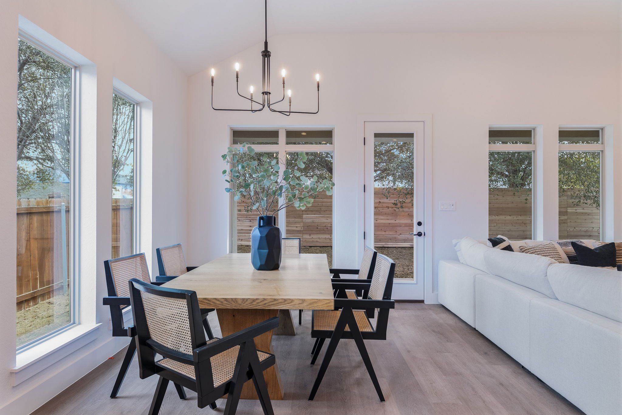 18-web-or-mls-1751 Oakmont Cir-18.jpg