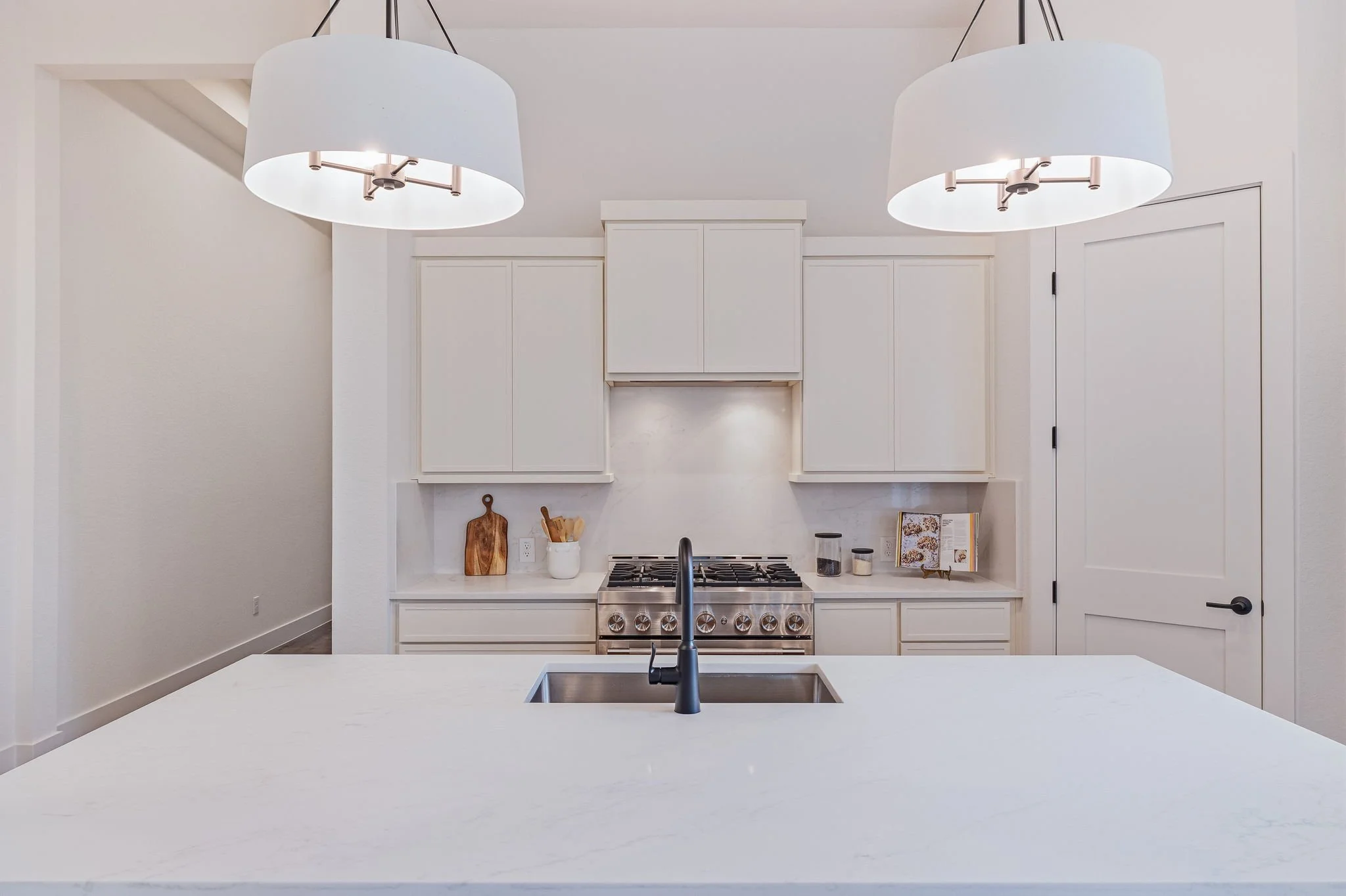 16-web-or-mls-1751 Oakmont Cir-16.jpg