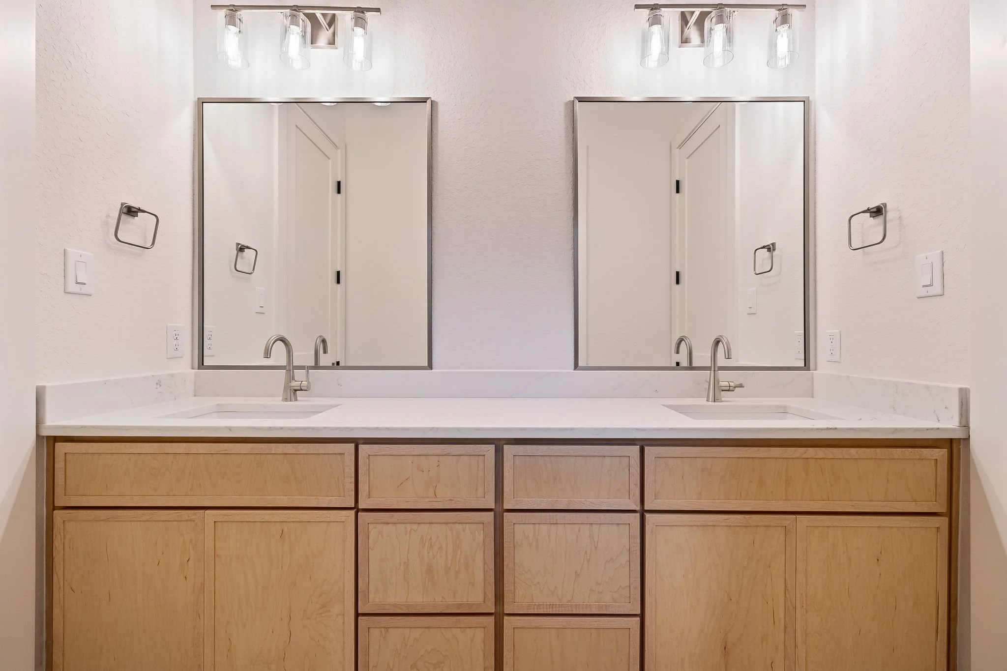 30-web-or-mls-1751 Oakmont Cir-30.jpg