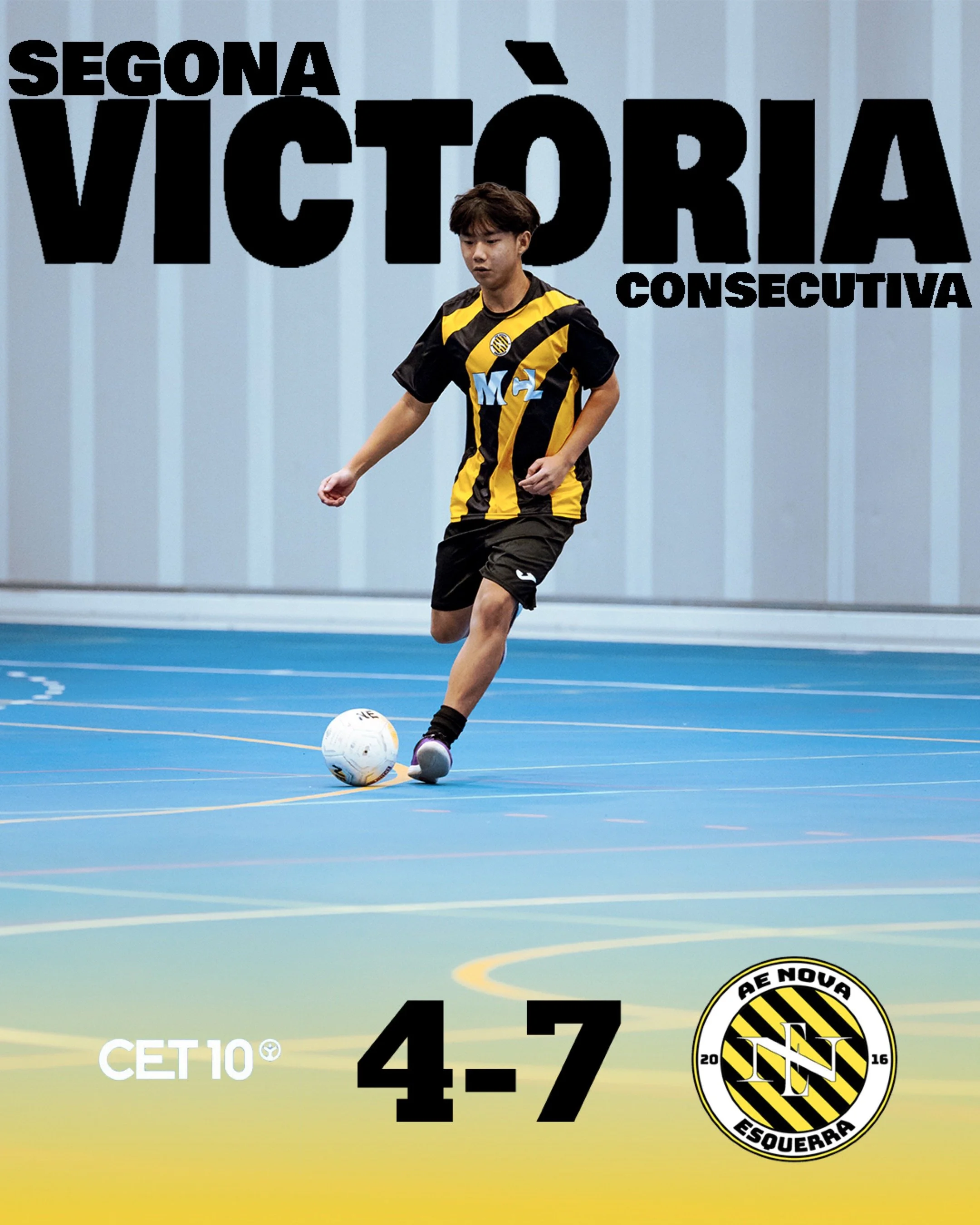 Un niño jugando fútbol en una cancha con fondo azul y paredes grises, usando camiseta amarilla y negra, que muestra el texto 'Segona Victoria Consecutiva', y en la esquina inferior derecha hay un escudo con el texto 'ACN AE NUA ESQUERRA 2016' y un ba