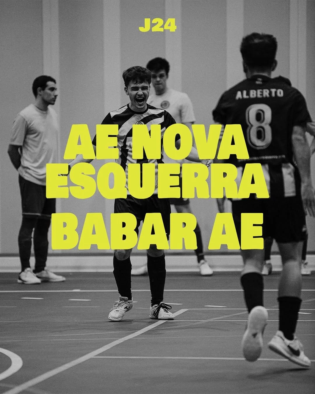 Jóvenes jugando fútbol en un gimnasio, algunos con camisetas de equipos y uno en el centro que parece celebrar, con texto en español en amarillo que dice 'J24 AE NOVA ESQUERRA BABAR AE'.