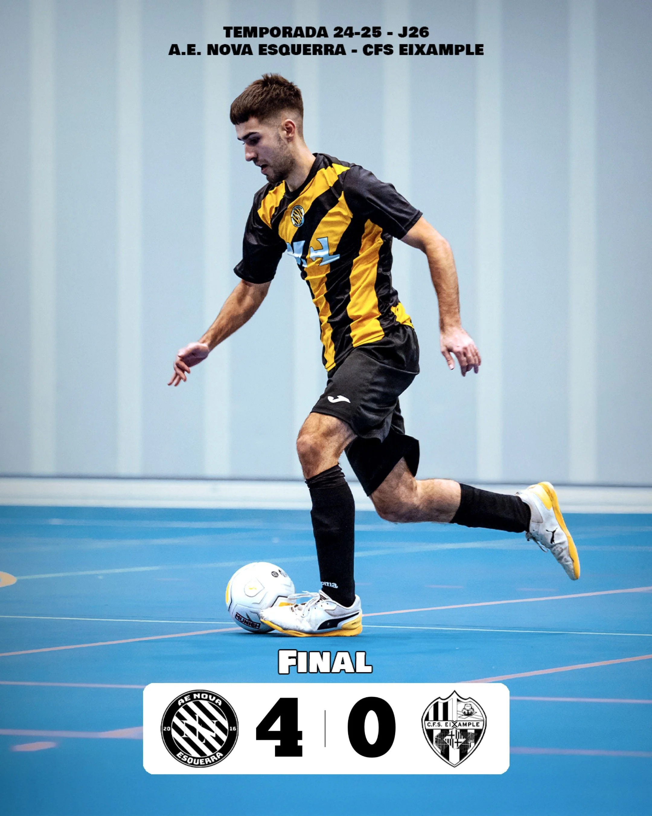 Jugador en una cancha de fútbol sala, vestido con uniforme negro y amarillo, controlando un balón en el suelo, en un partido de futsal.