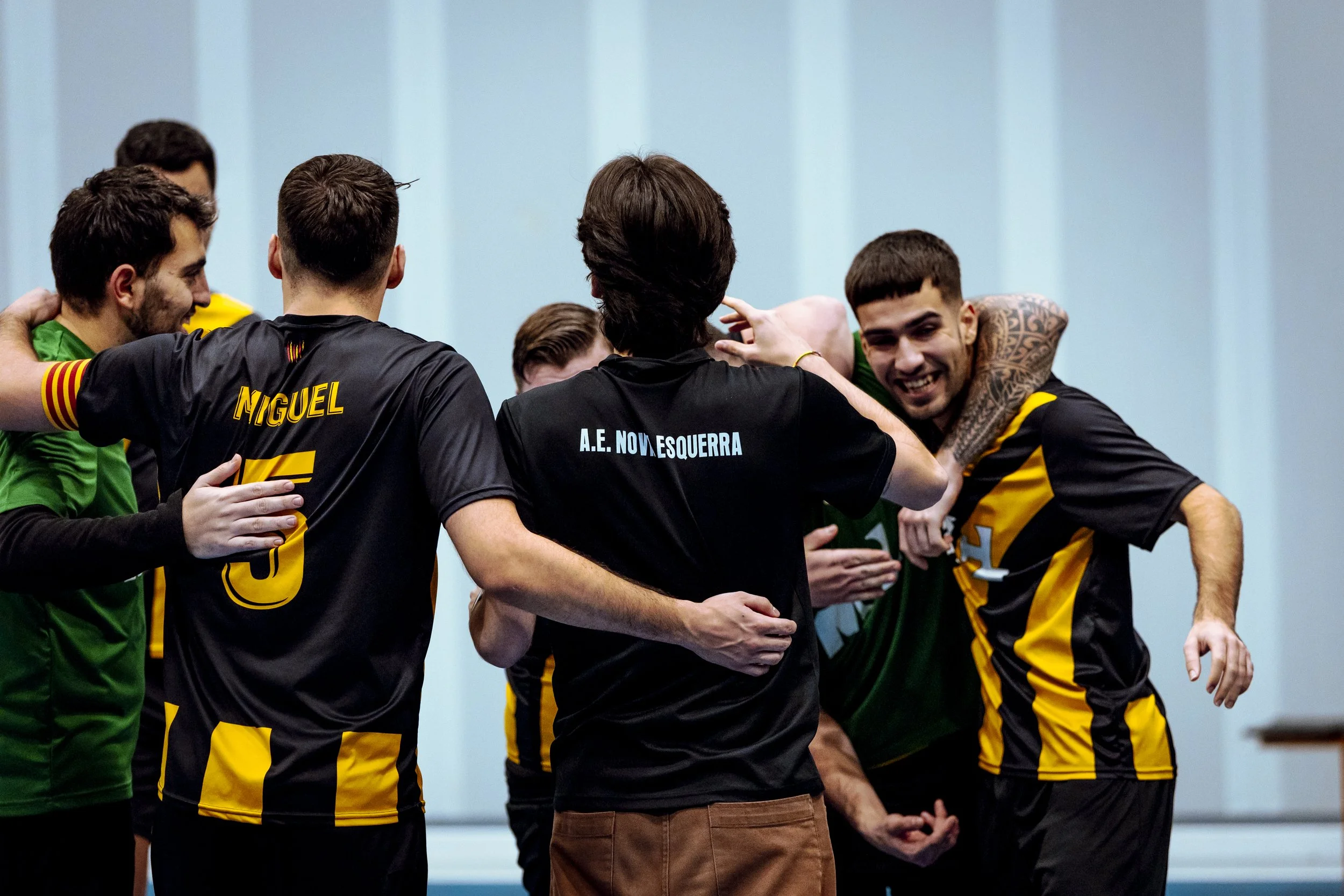 Grupo de jugadores de fútbol celebrando un gol o victoria en un partido.