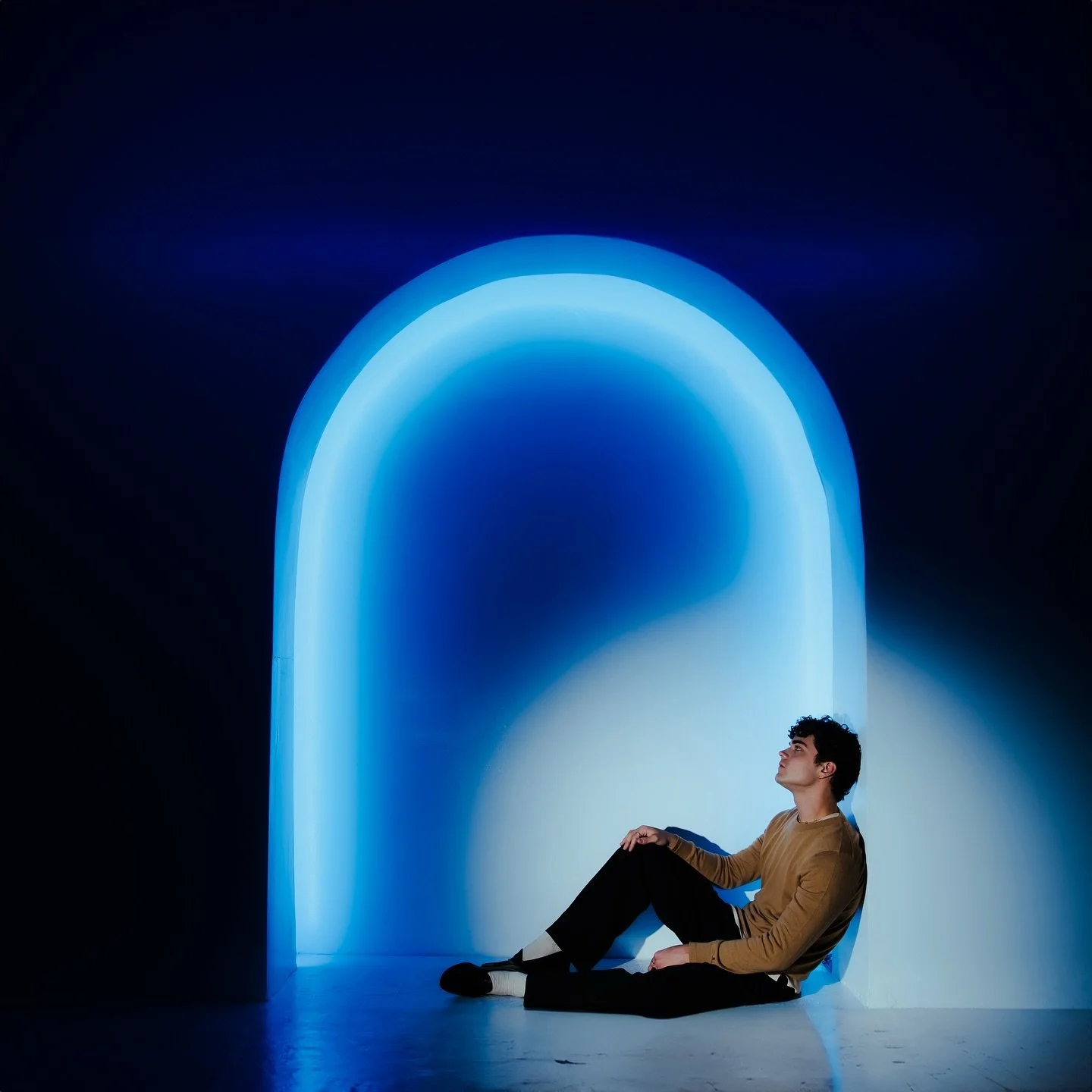 ALEXANDER STEWART drops another slam dunk of pop perfection with BLAME ON YOU out now! Alexander plays Bud Stage Toronto w/AJR August 12 and just announced a UK/EU tour for fall @virginmusic @rangemp @frankhonyc