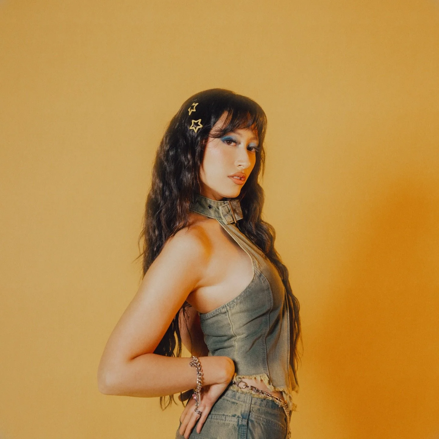 Featured in the @theparisberelc @asherangel movie #kissingistheeasypart - KISSING YOU is an ALEX PORAT pop masterpiece!💥 With music streams in the hundreds of millions and social views in the billions, currently touring the US with Netflix's #buildi