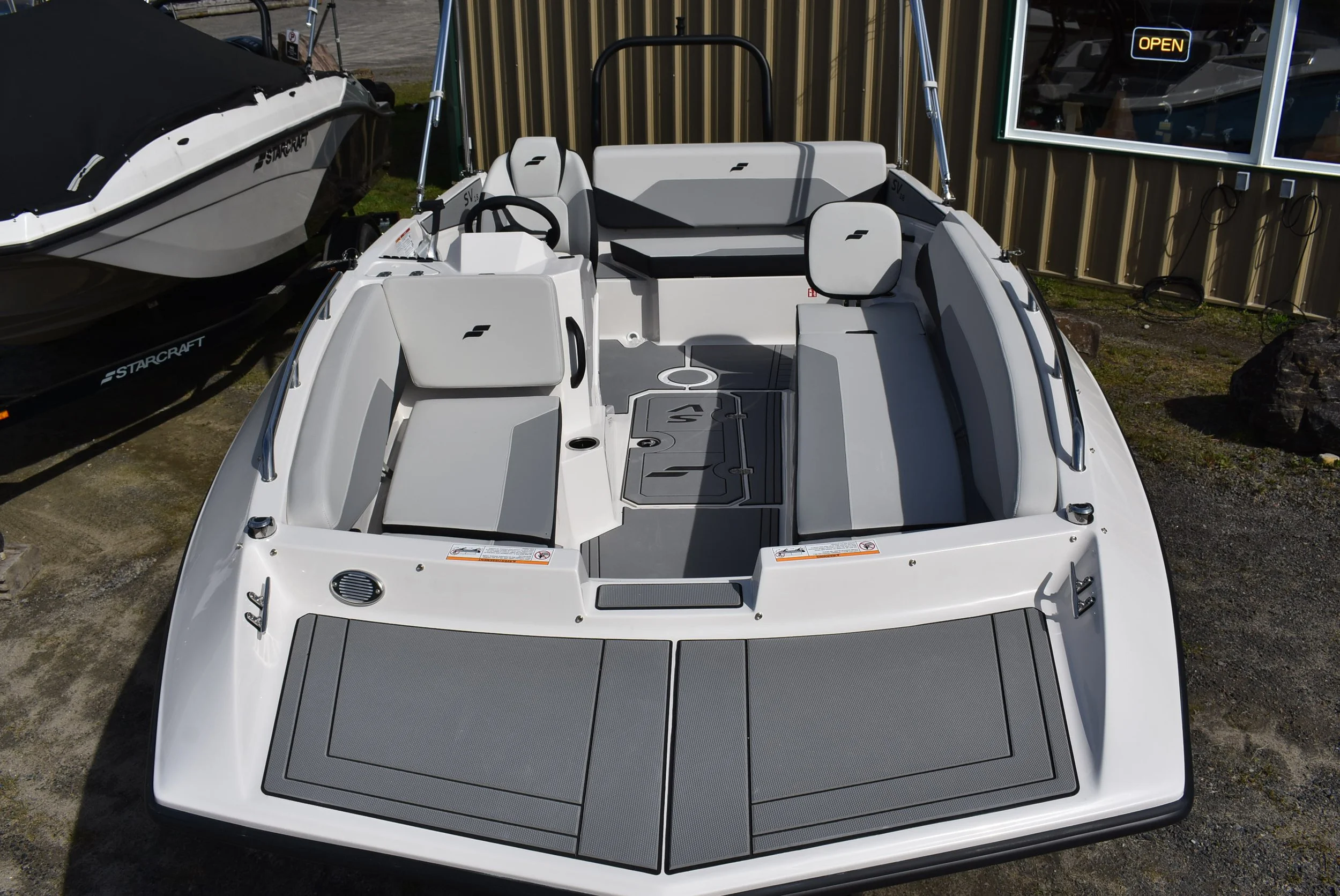 SV 18 INT PIC BOW TO AFT.JPG