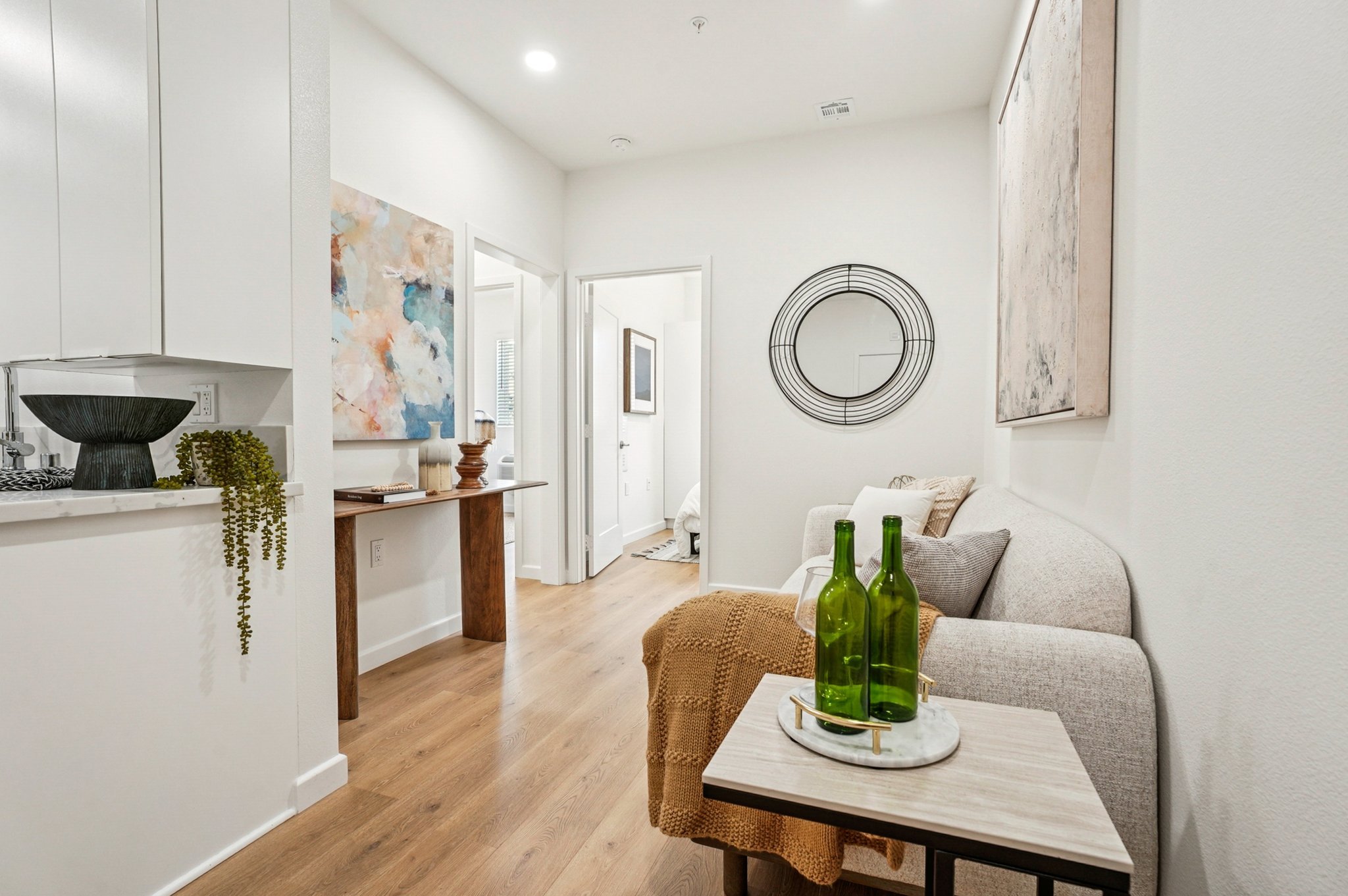 7-web-or-mls-2900 S Orange Dr 103-S2410-007.jpg