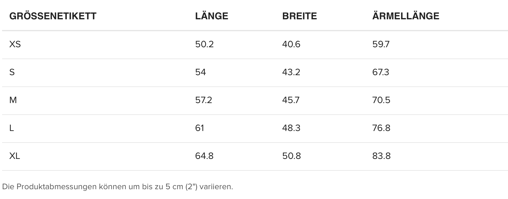 Größenetikett für Kleidung in verschiedenen Größen von XS bis XL mit Maßen für Länge, Breite und Ärmelänge, dazu eine Notiz über mögliche Abweichungen der Maße.