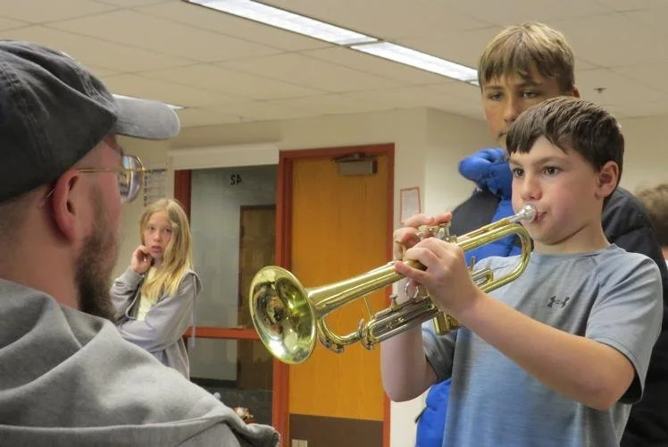 Symphony musicians visit elementary school