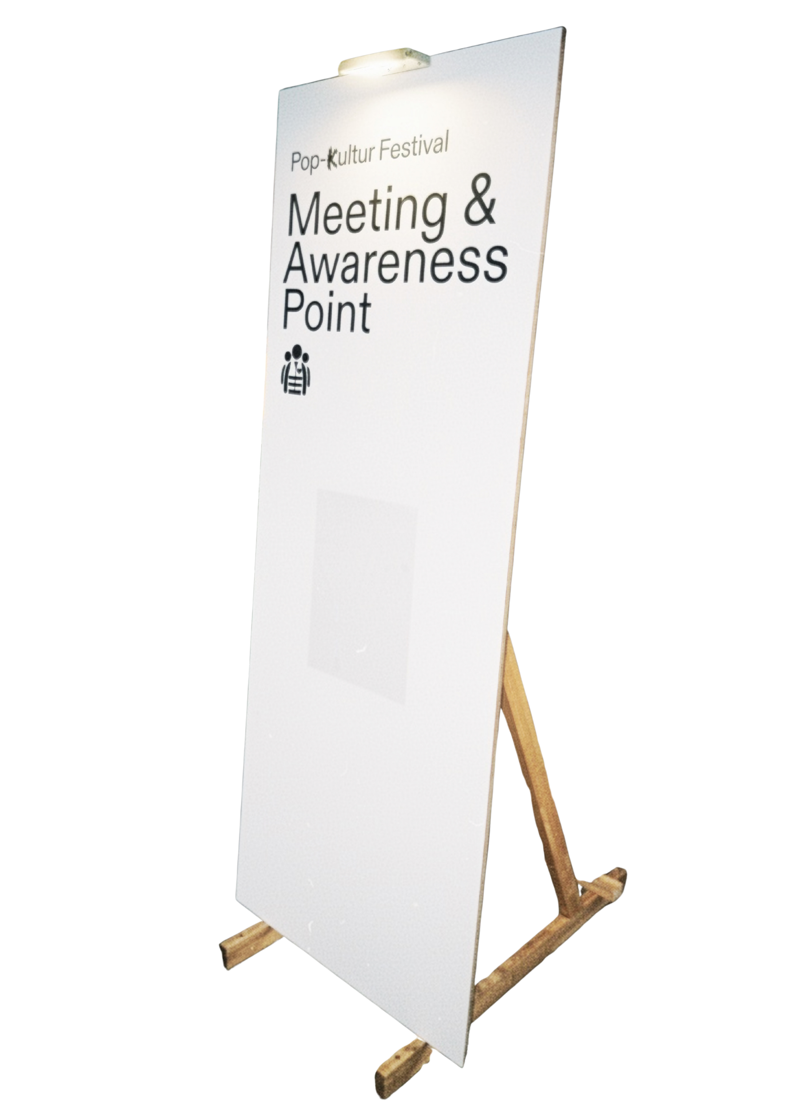 Ein Whiteboard auf einem Holzständer mit Beschriftung für ein Pop-Kultur Festival, Meeting & Awareness Point, mit einem Wolf-Symbol darunter.