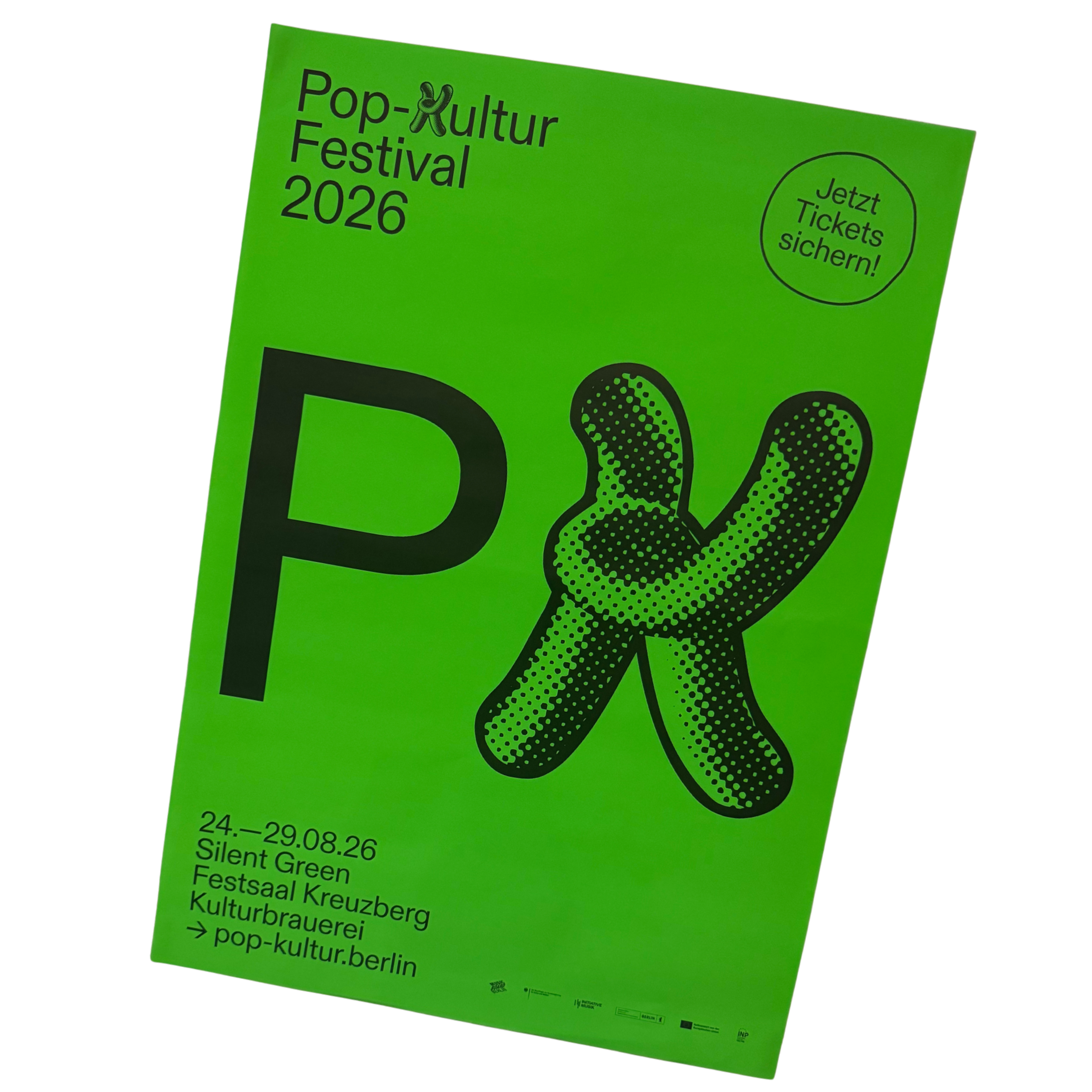 Grüne Eintrittskarte für das Pop-Kultur Festival 2026, mit schwarzer Schrift, einem schwarzen stilisierten Mikrofon, einem Textkreis mit der Aufschrift 'Jetzt Tickets sichern!', Veranstaltungsdetails und Website-URL.