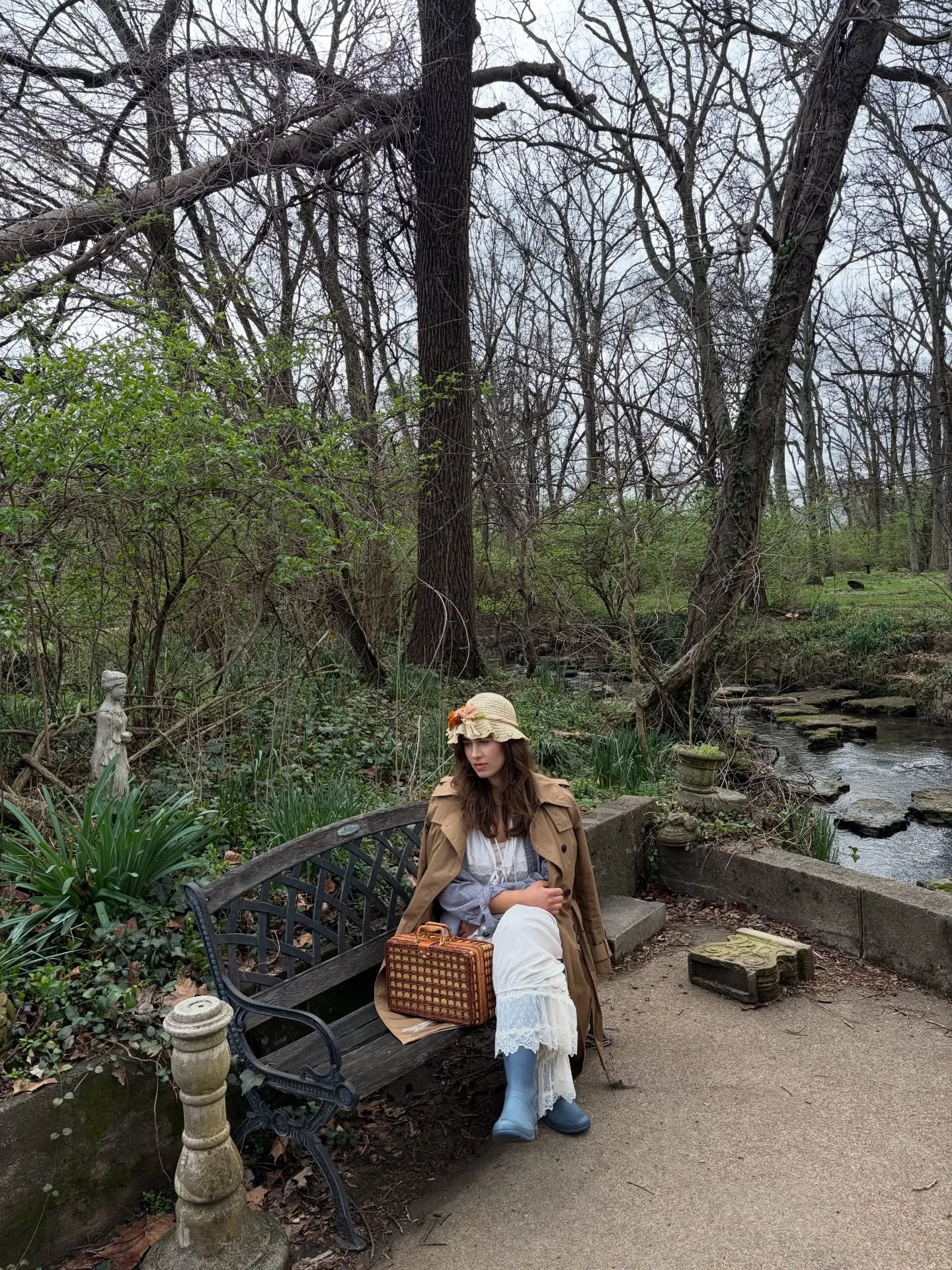 Hola queridos, today is the first day of spring y lo estoy honrando con estas fotos de mi cumple, porque fue un d&iacute;a muy de hadas, very little princess in the secret garden, and that feels very fitting for the occasion 🥰🐇👒🪺🌷👑🫖🧚🏼&zwj;♂️