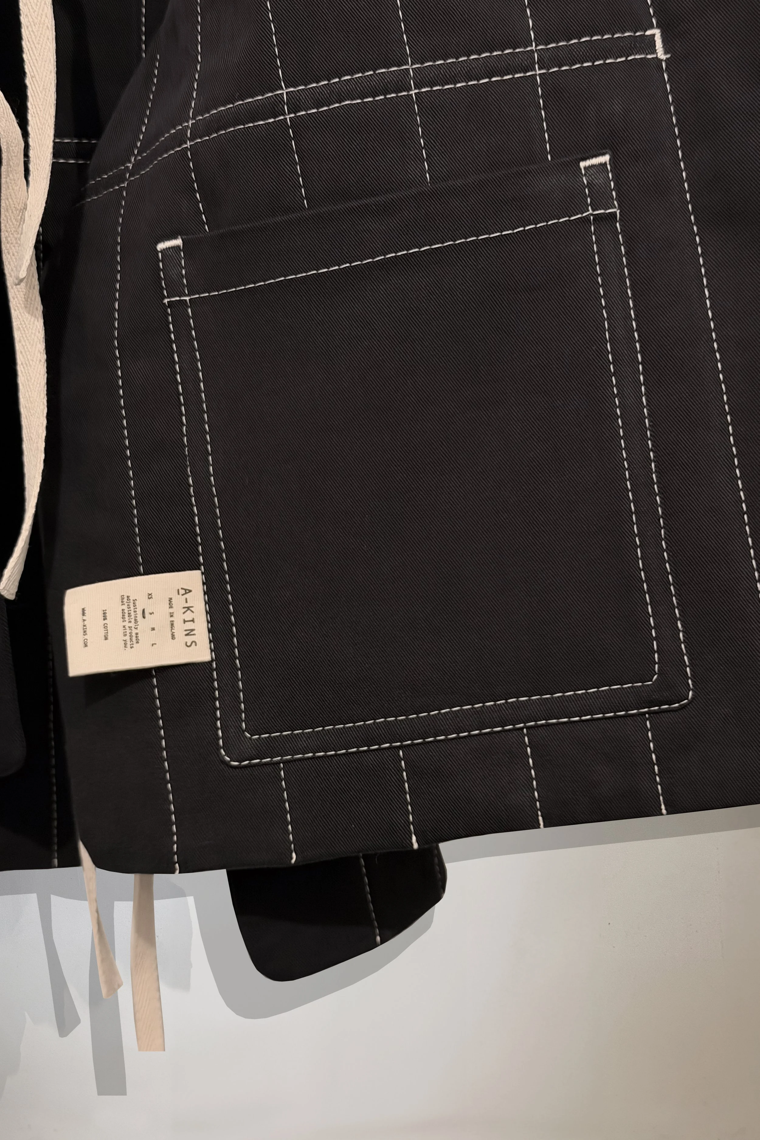 01 GILET INTERNAL POCKET CLOSE UP -WHITE BACKGROUND FINAL update.jpg